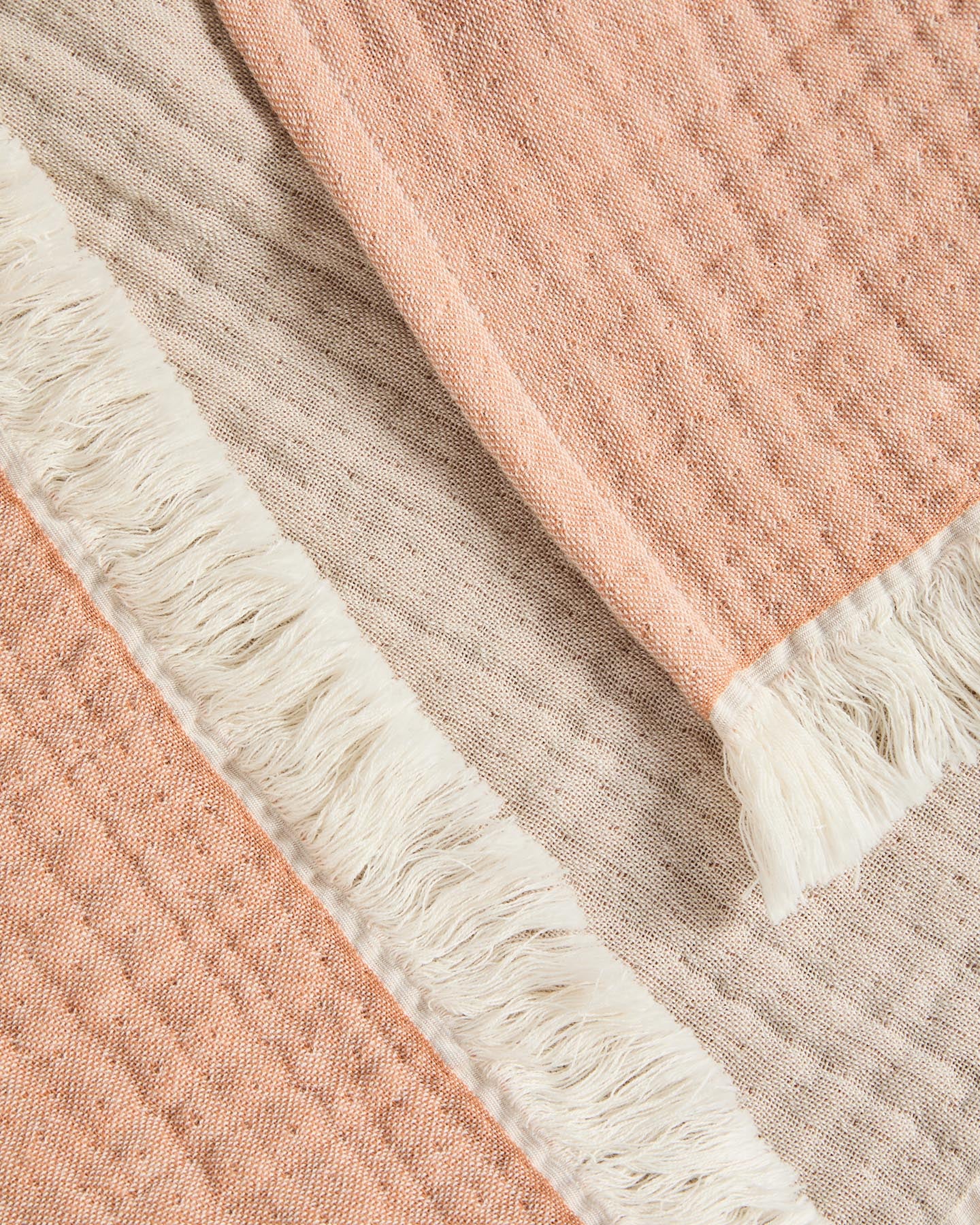 Decke Nafine aus 100 % Baumwollgaze mit zweifarbigen Fransen 130 x 170 cm in Mehrfarbig präsentiert im Onlineshop von KAQTU Design AG. Wolldecke ist von Kave Home