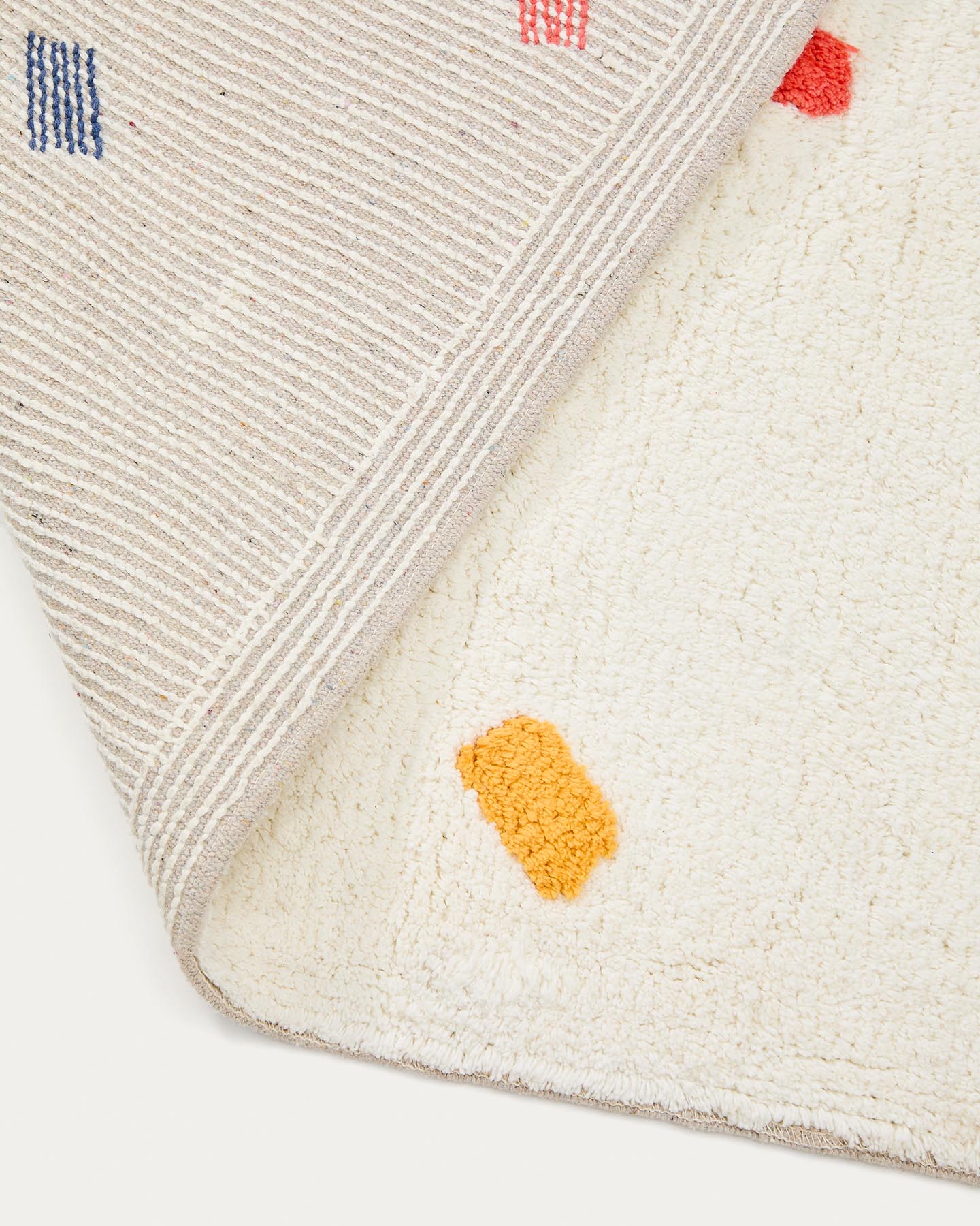 Teppich Epifania aus 100 % Baumwolle in Weiß mit bunten Punkten 150 x 200 cm in Weiß präsentiert im Onlineshop von KAQTU Design AG. Teppich ist von Kave Home