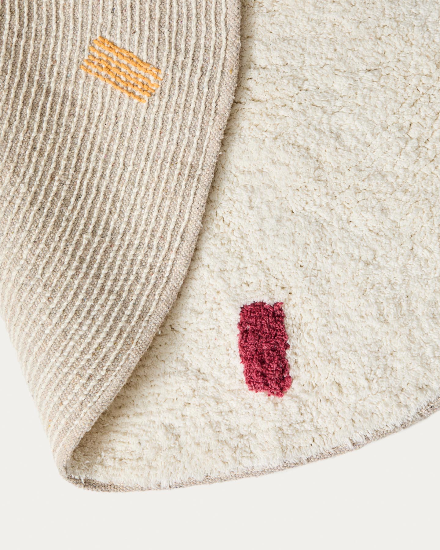 Runder Teppich Epifania aus 100 % Baumwolle, weiß mit bunten Punkten Ø 100 cm in Weiß präsentiert im Onlineshop von KAQTU Design AG. Teppich ist von Kave Home