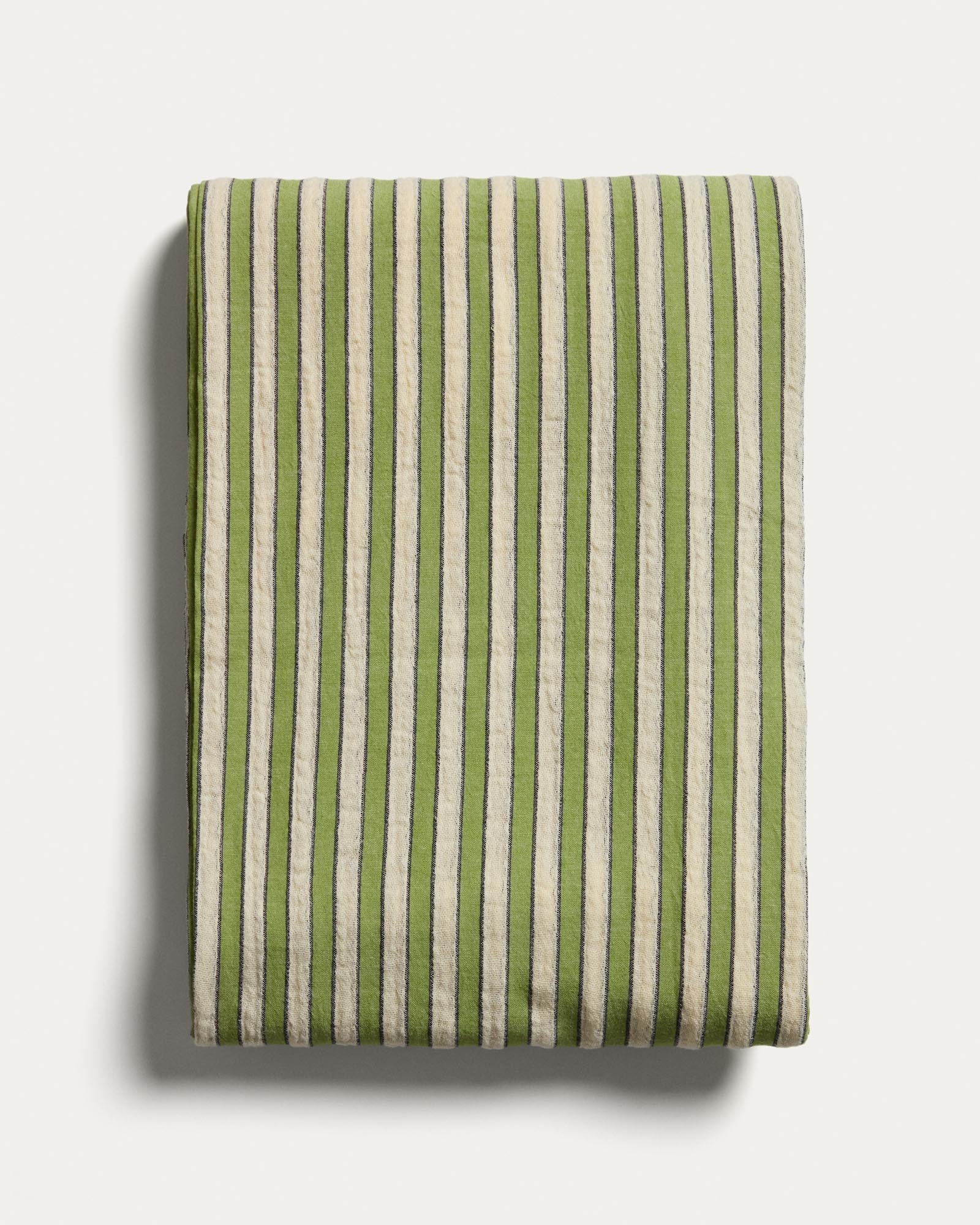 Tischdecke Ulena aus 100 % Baumwolle mit grünen Streifen 170 x 250 cm in Beige präsentiert im Onlineshop von KAQTU Design AG. Tischdecke ist von Kave Home