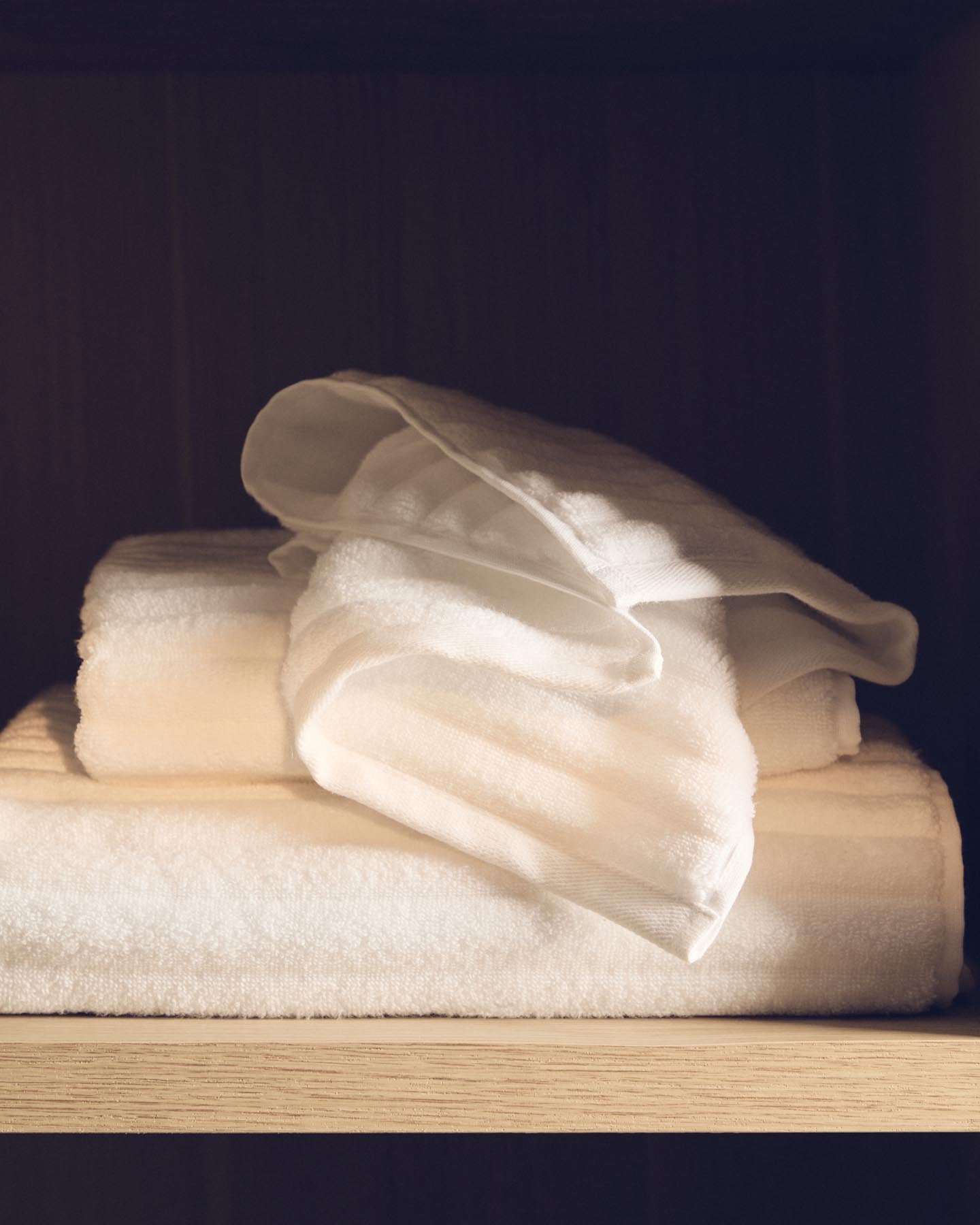 Handtuch Navira aus 100 % Baumwolle, weiß, 50 x 90 cm in Weiß präsentiert im Onlineshop von KAQTU Design AG. Handtuch ist von Kave Home