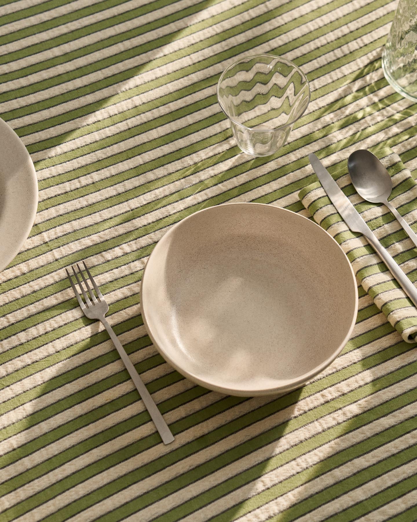 Set Ulena mit 2 einzelnen Tischdecken aus 100 % Baumwolle mit grünen Streifen, 35 x 50 cm in Grün präsentiert im Onlineshop von KAQTU Design AG. Tischset ist von Kave Home