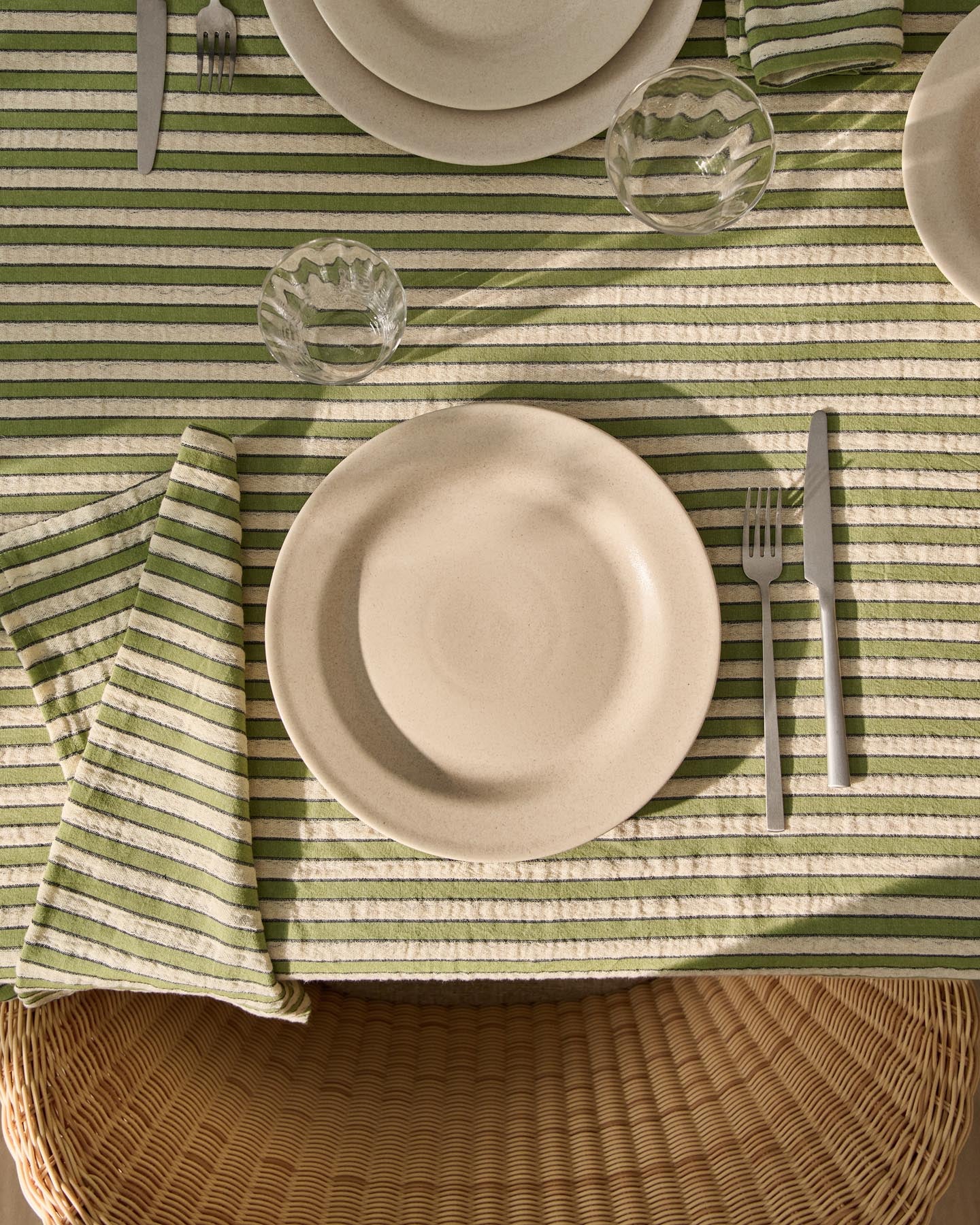 Set Ulena mit 2 einzelnen Tischdecken aus 100 % Baumwolle mit grünen Streifen, 35 x 50 cm in Grün präsentiert im Onlineshop von KAQTU Design AG. Tischset ist von Kave Home