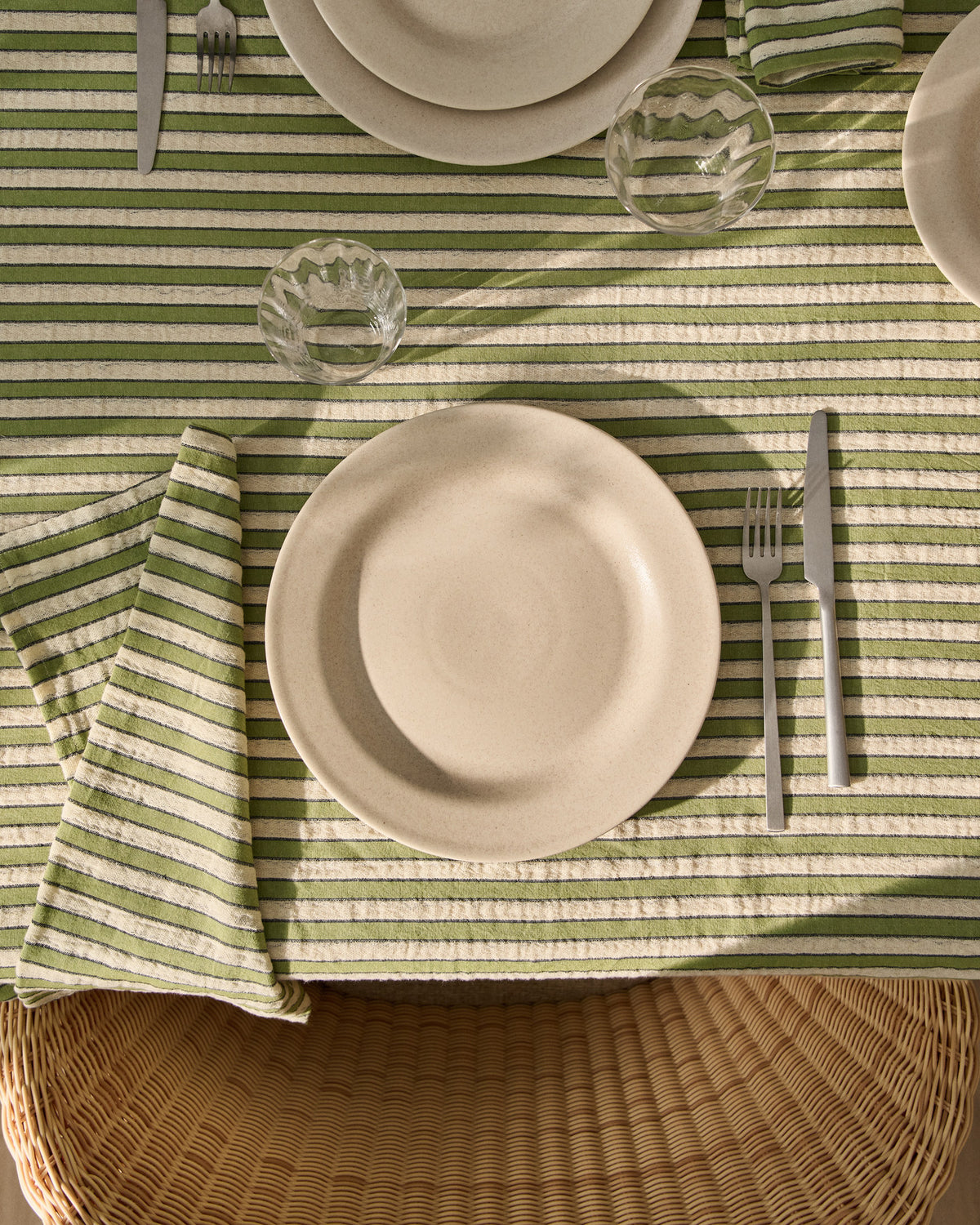 Set Ulena mit 2 Servietten aus 100 % Baumwolle mit grünen Streifen, 35 x 35 cm in Beige, Schwarz, Grün präsentiert im Onlineshop von KAQTU Design AG. Servietten ist von Kave Home