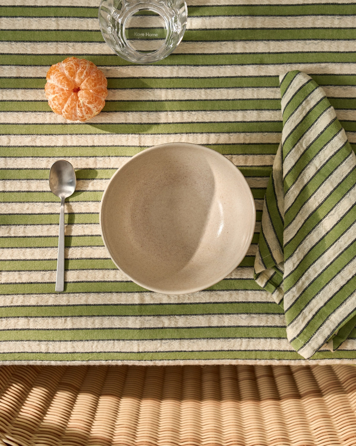 Set Ulena mit 2 Servietten aus 100 % Baumwolle mit grünen Streifen, 35 x 35 cm in Beige, Schwarz, Grün präsentiert im Onlineshop von KAQTU Design AG. Servietten ist von Kave Home