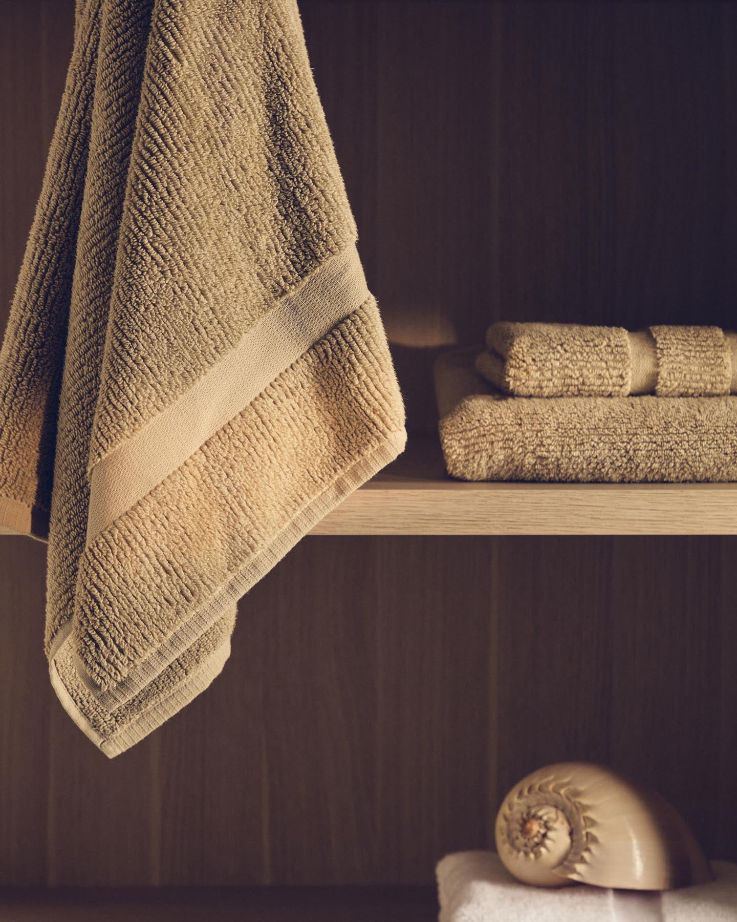 Handtuch Olvira aus 100 % Baumwolle mit Jacquard-Muster, dunkelgrün, 50 x 90 cm in Dunkelgrün präsentiert im Onlineshop von KAQTU Design AG. Handtuch ist von Kave Home