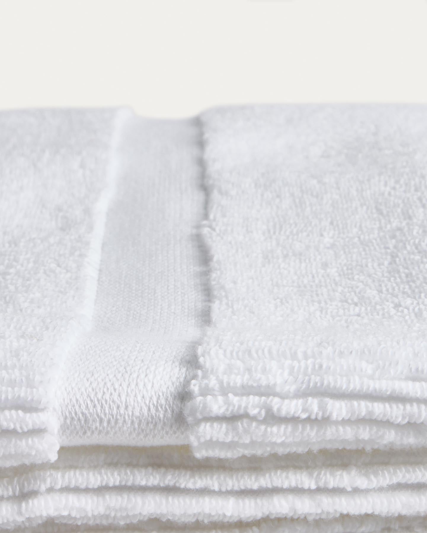 Badetuch Olvira aus 100 % Baumwolle mit Jacquard-Muster, weiss, 70 x 140 cm in Weiss präsentiert im Onlineshop von KAQTU Design AG. Handtuch ist von Kave Home