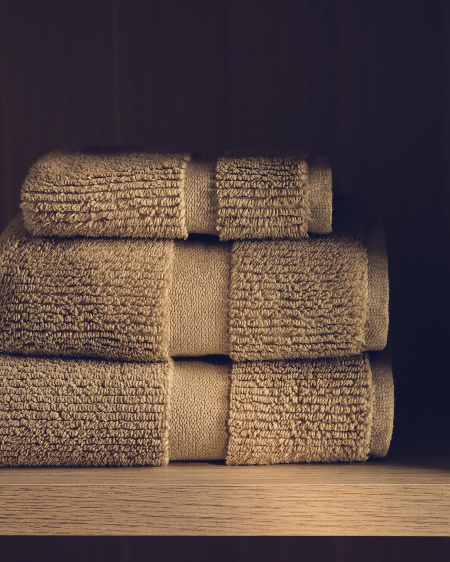 Badetuch Olvira aus 100 % Baumwolle mit Jacquard-Bordüre, dunkelgrün, 70 x 140 cm in Dunkelgrün präsentiert im Onlineshop von KAQTU Design AG. Badetuch ist von Kave Home