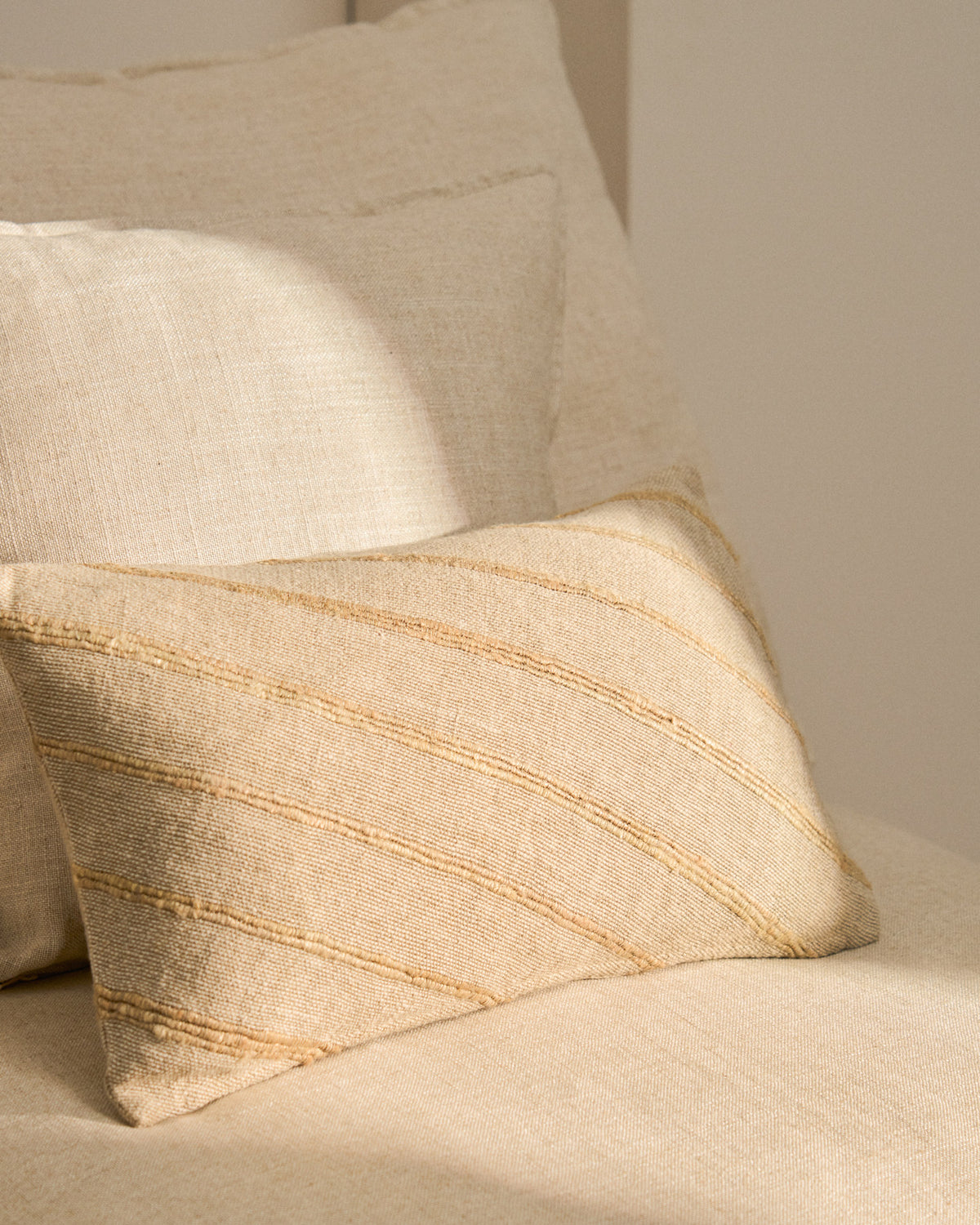 Kissenbezug Riena aus Baumwolle und Viskose in Beige, 30 x 50 cm in Beige präsentiert im Onlineshop von KAQTU Design AG. Deko Kissenbezug ist von Kave Home