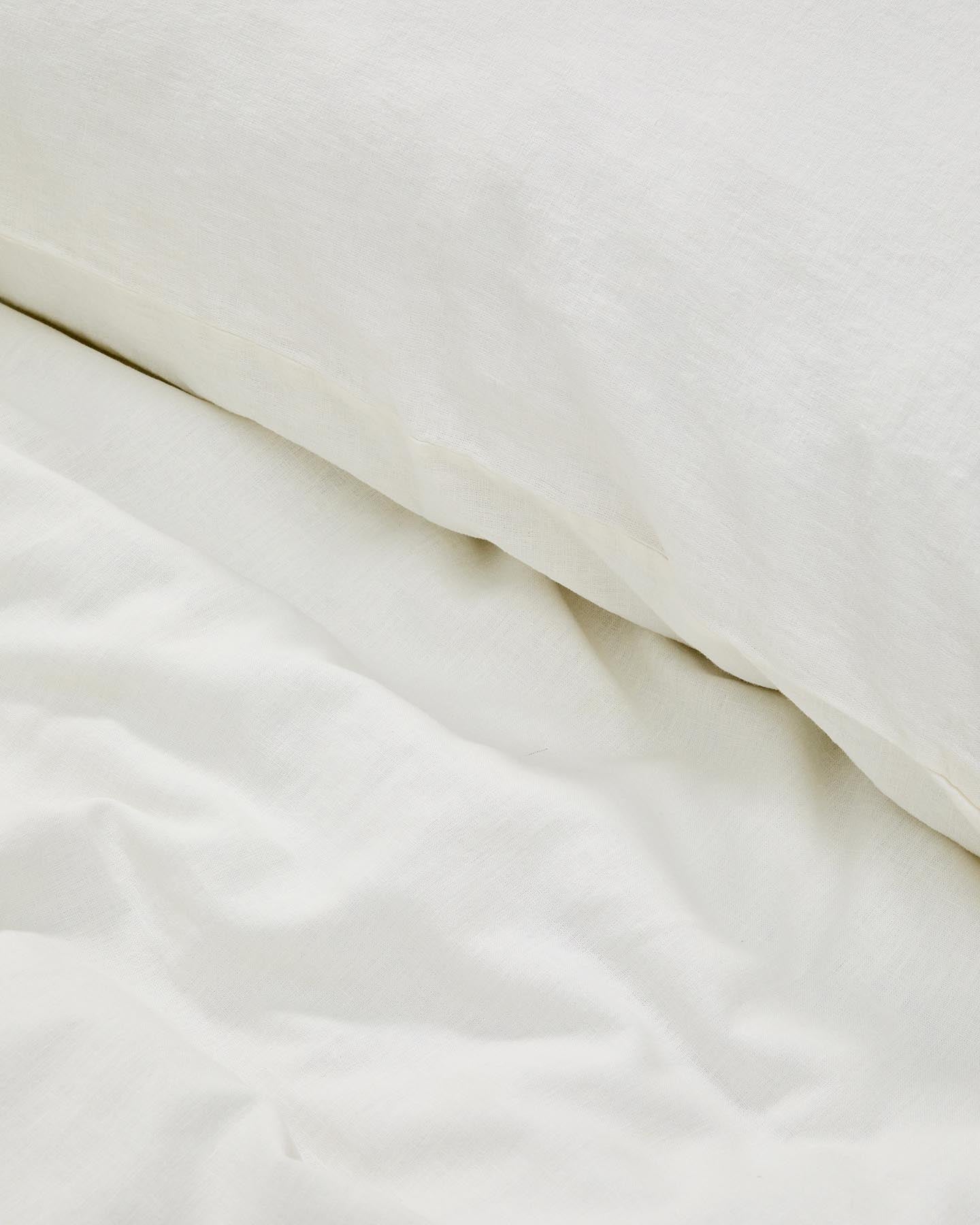 Set Simmel aus Bett- und Kopfkissenbezug aus Baumwolle und Leinen in Ecru für 150-cm-Betten in Ecru präsentiert im Onlineshop von KAQTU Design AG. Bettwäsche ist von Kave Home