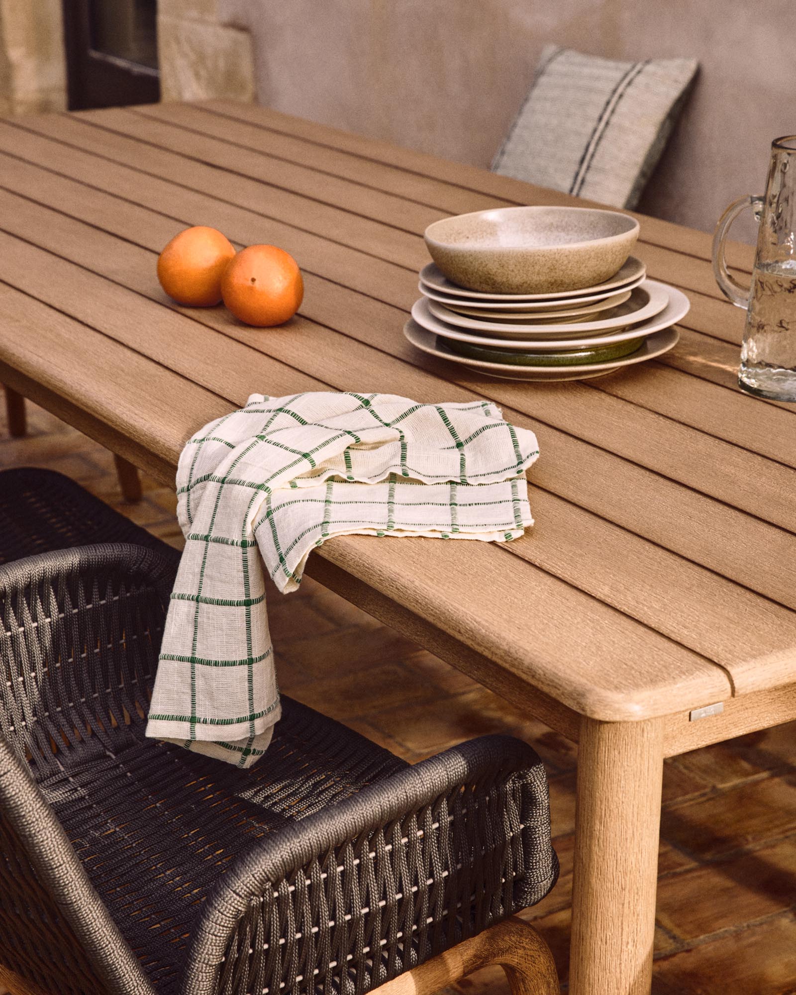 Elegantes Adesta Set mit zwei Tischsets aus 100 % Baumwolle in Écru, verziert mit grünen Karos, ideal für stilvolle Tischdekoration.