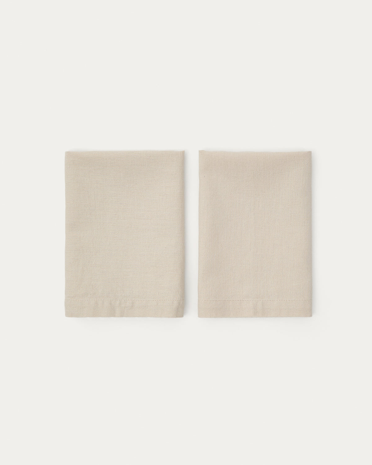 Set Aldine mit zwei Servietten aus Baumwolle und Leinen in Steingrau in Steinfarben präsentiert im Onlineshop von KAQTU Design AG. Servietten ist von Kave Home