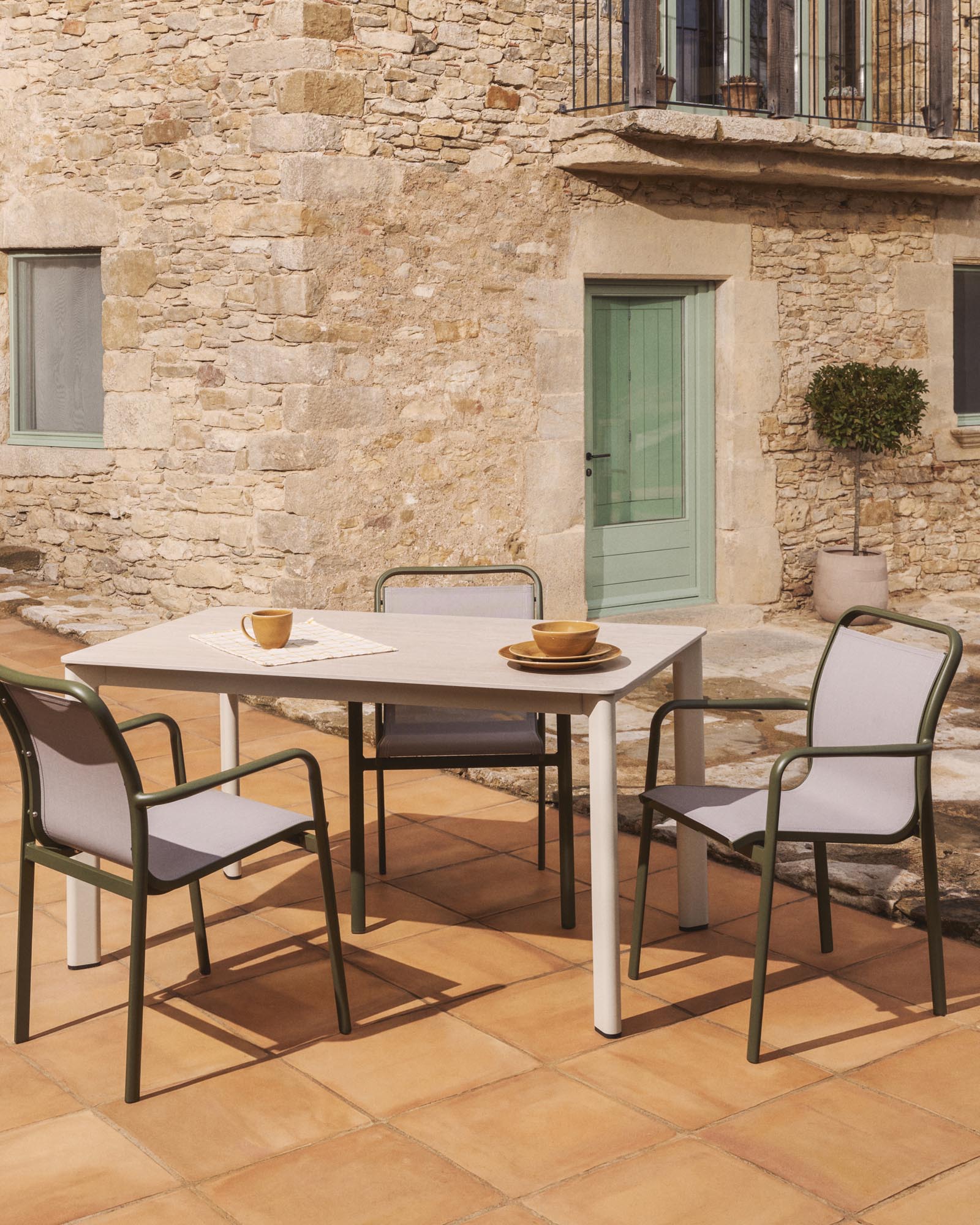 Elegantes Adesta Set mit zwei Tischsets aus 100 % Baumwolle in Écru, verziert mit gelben Karos, ideal für stilvolle Tischdekoration.