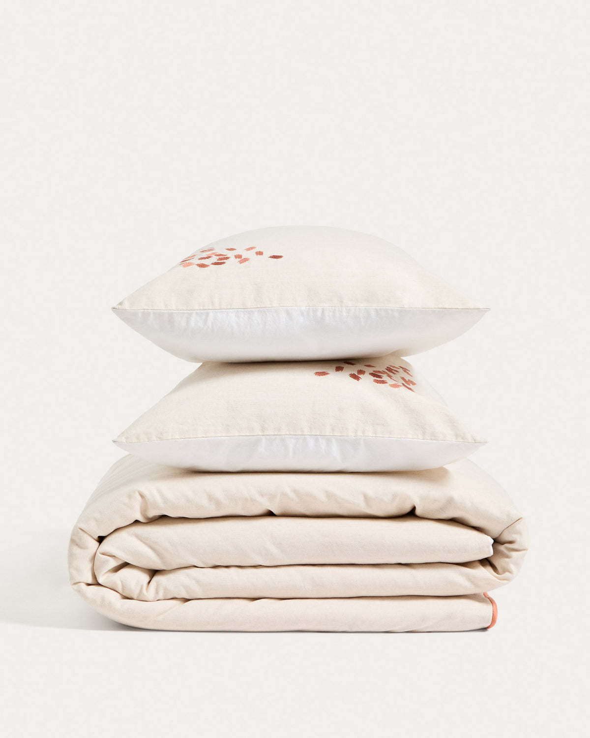 Set Virelda aus Bett- und Kopfkissenbezug aus Baumwolle und Leinen in Ecru Beige mit Stickereidetail für 180-cm-Betten in Beige präsentiert im Onlineshop von KAQTU Design AG. Bettwäsche ist von Kave Home