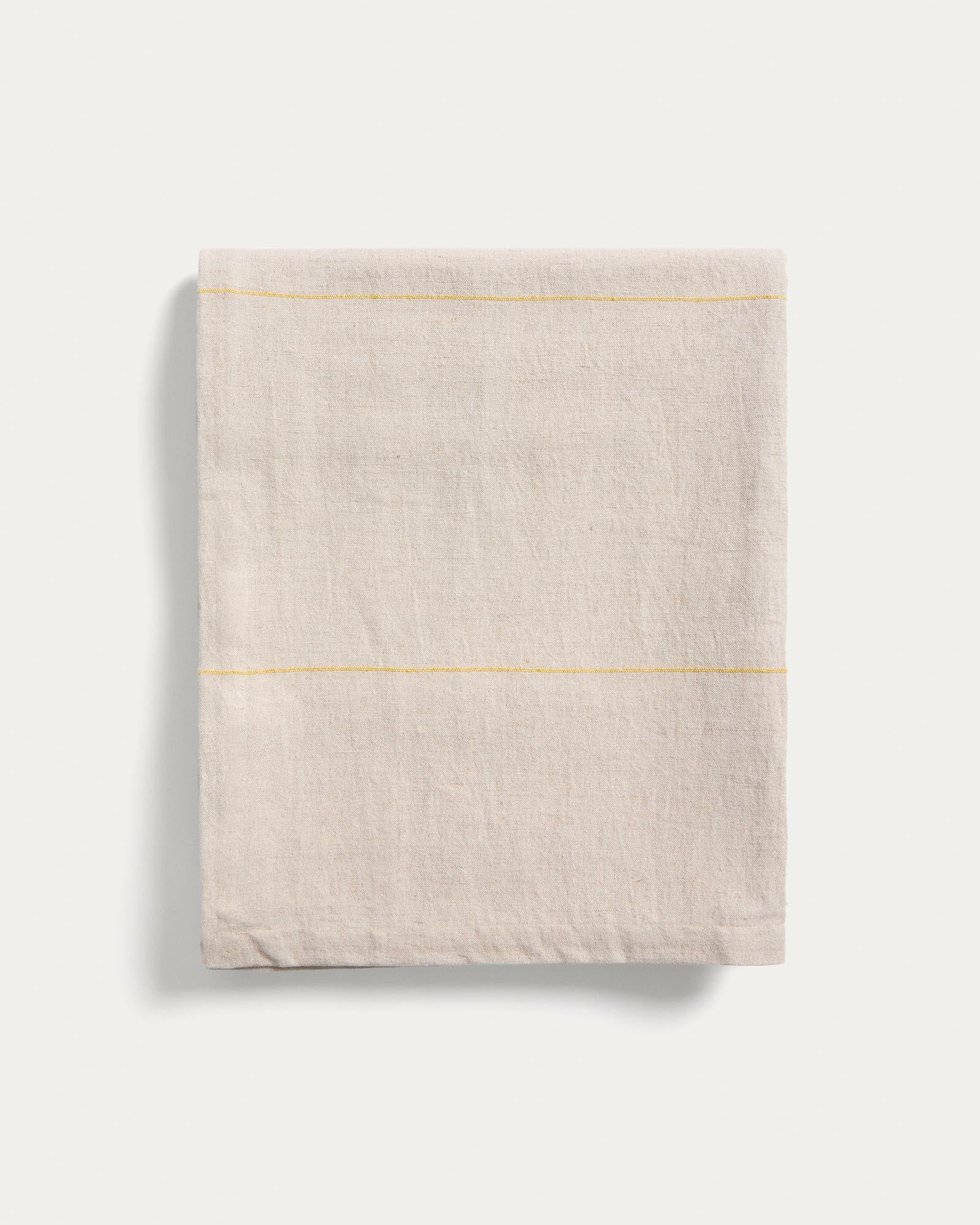 Tischdecke Ulaen aus Baumwolle und Leinen in Beige mit gelben Streifen, 170 x 250 cm in Gelb präsentiert im Onlineshop von KAQTU Design AG. Tischdecke ist von Kave Home