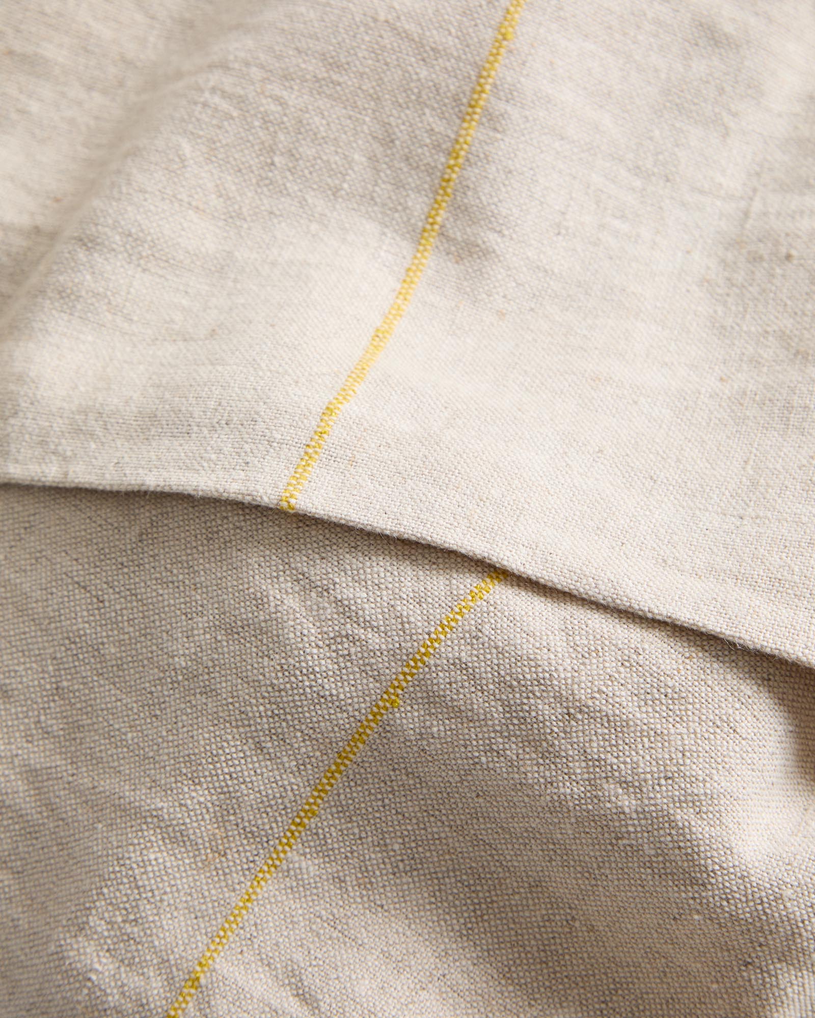 Beige Tischdecke Ulaen mit gelben Streifen, aus Baumwolle und Leinen, 170 x 250 cm, stilvoll für jeden Esstisch, erhältlich bei Kave Home.
