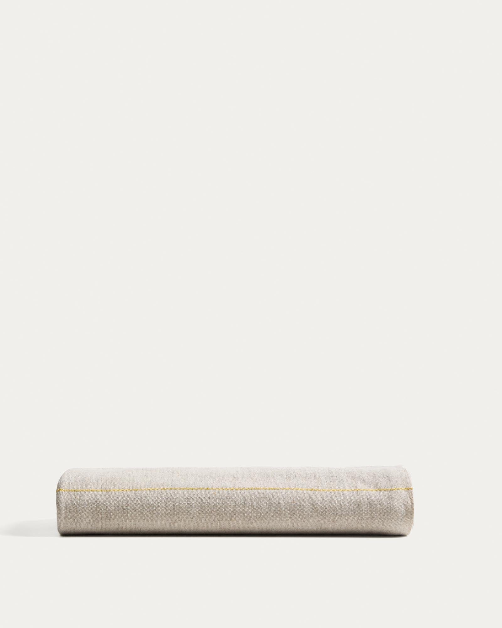 Stilvolle Tischdecke Ulaen in sanftem Beige mit lebhaften gelben Streifen, aus Baumwolle und Leinen, perfekt für jeden Tisch und Anlass.