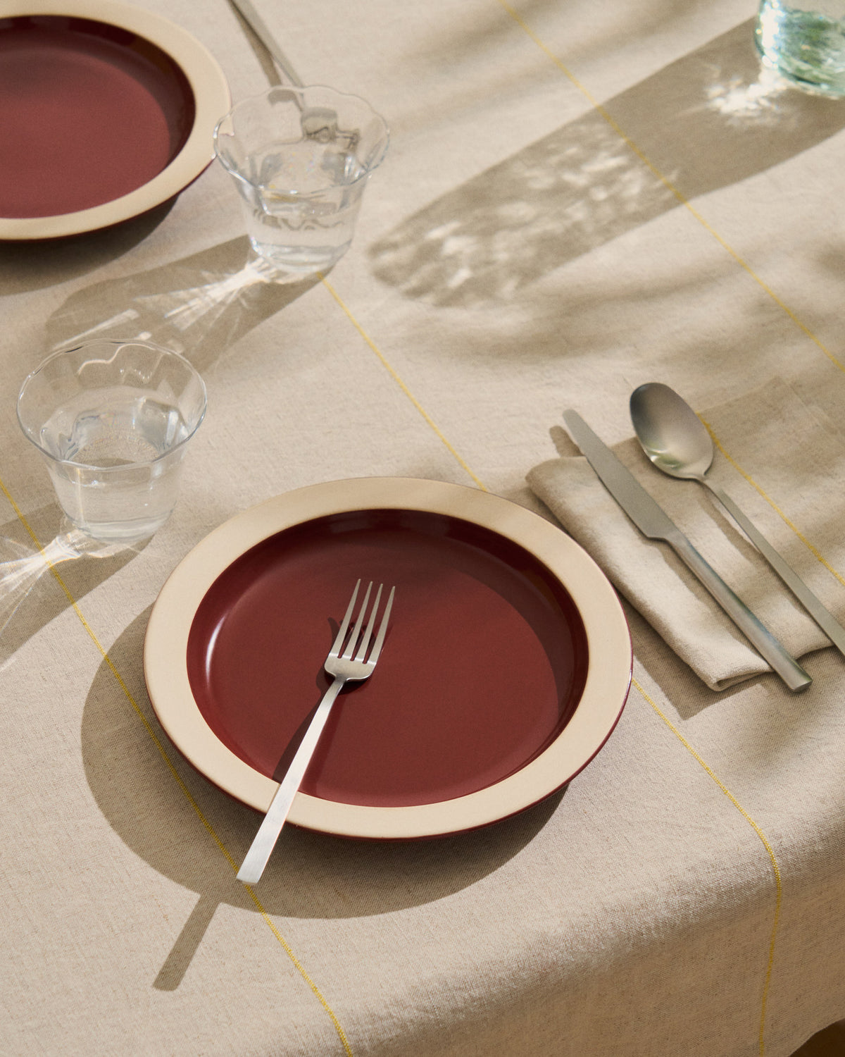 Tischdecke Ulaen aus Baumwolle und Leinen in Beige mit gelben Streifen, 170 x 250 cm in Gelb präsentiert im Onlineshop von KAQTU Design AG. Tischdecke ist von Kave Home