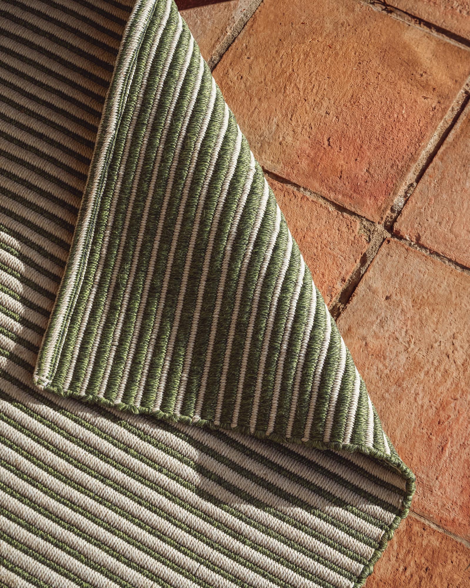 Stylischer Outdoor Teppich Ardelia in grün/beige, 200 x 300 cm, aus robusten Synthetikfasern, ideal für Garten und Terrasse.