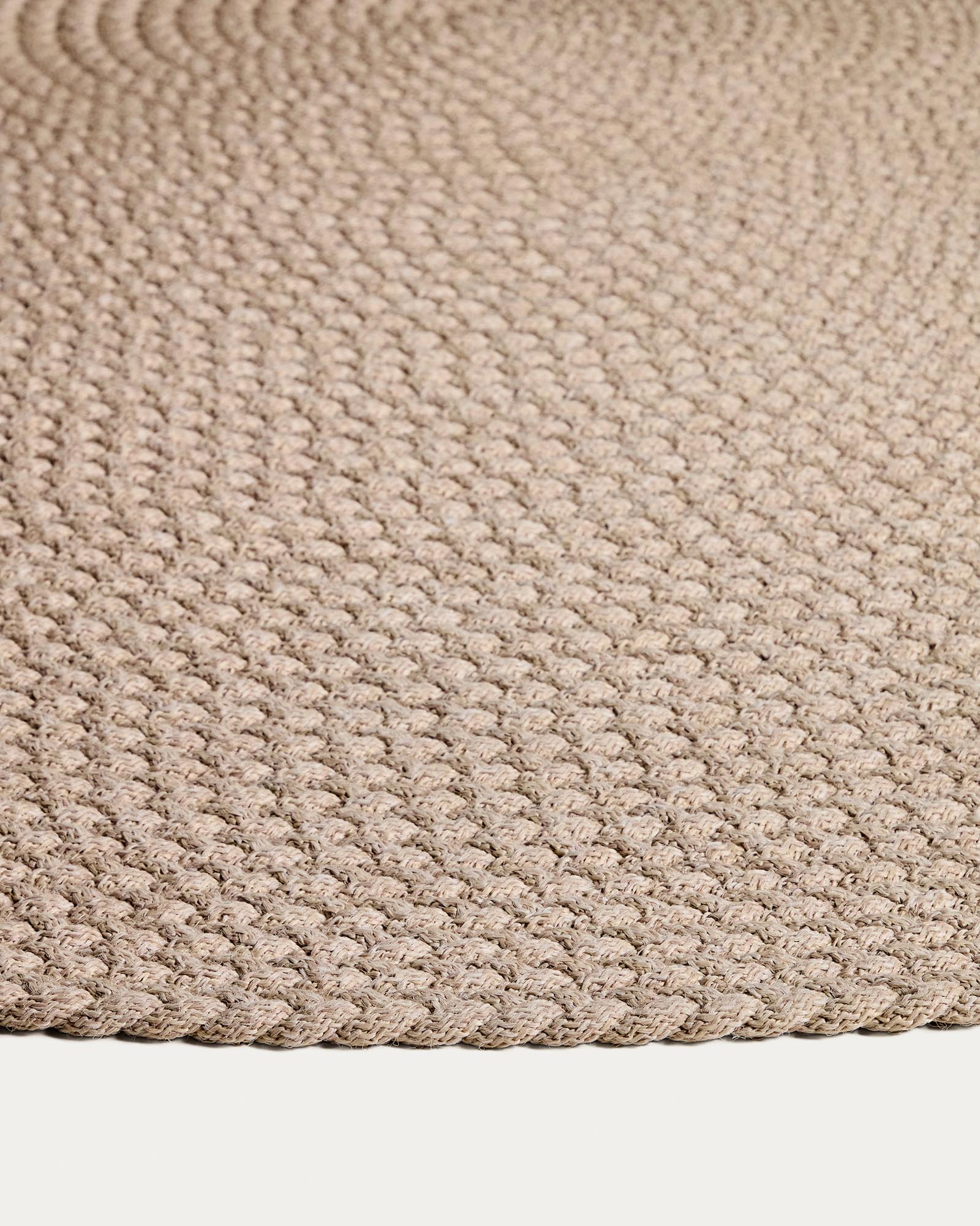 Hochwertiger, runder Teppich Despas in Ecru, Ø 200 cm, ideal für den Außenbereich, pflegeleicht und wetterbeständig.