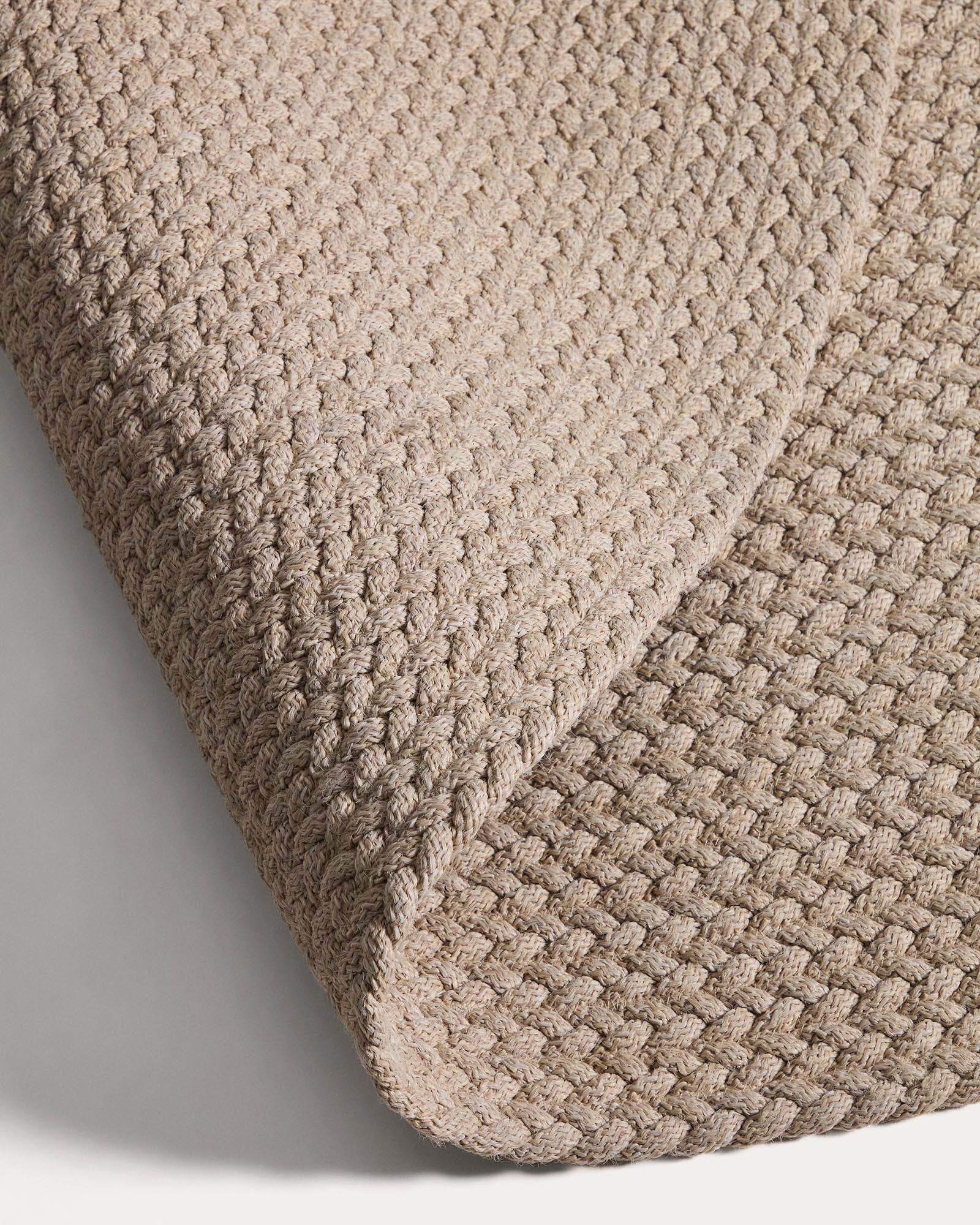 Runder Outdoor-Teppich Despas in elegantem Ecru, Ø 200 cm, perfekt für Terrassen und Gärten, robust und einfach zu reinigen.