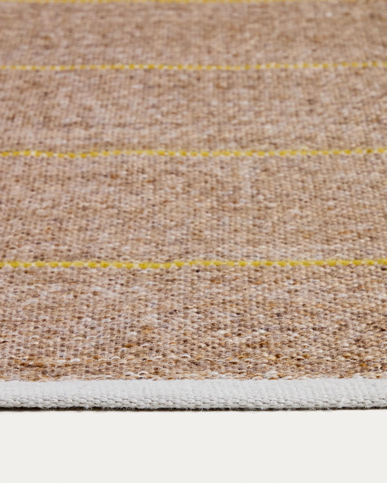 Beiger Teppich Denu von Kave Home, 200 x 300 cm, aus recyceltem PET, perfekt für den Außenbereich, robust und pflegeleicht.