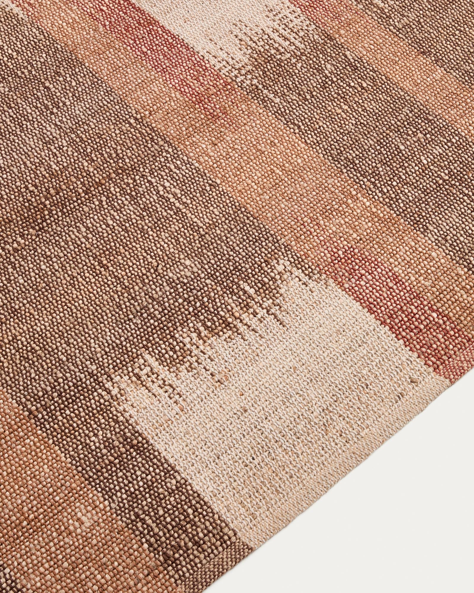 Vielseitiger Jute-Teppich Domira mit lebhaftem Ikat-Design, perfekt für Outdoor-Bereiche, 200 x 300 cm, bringt Farbe in jeden Garten.
