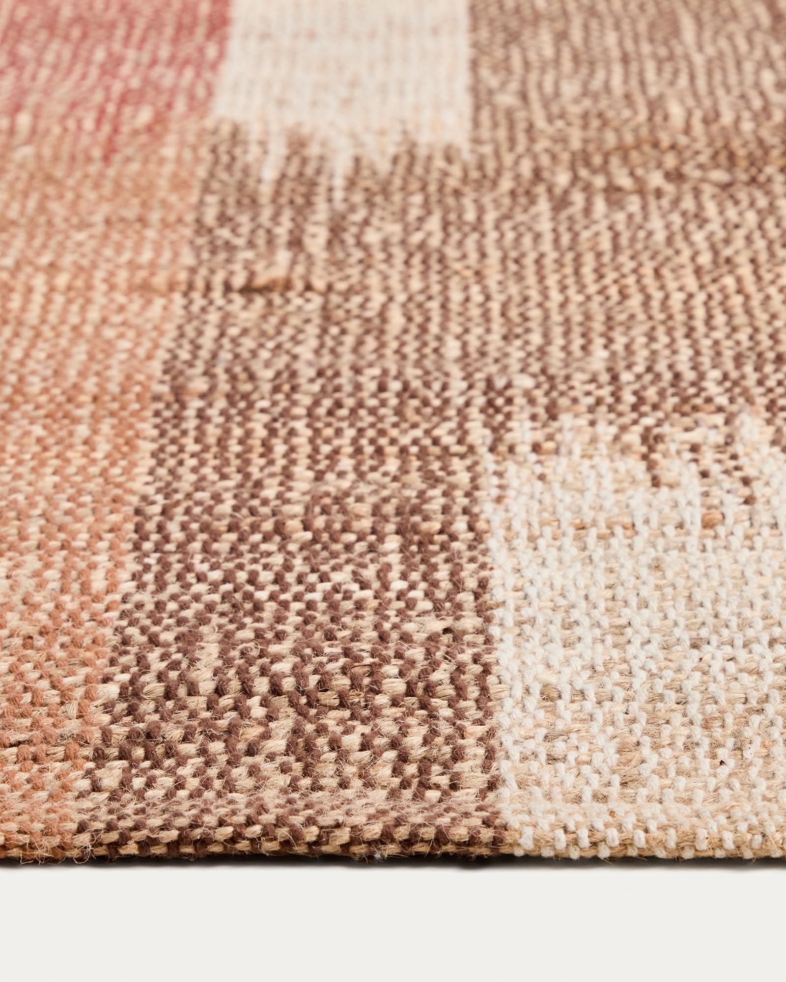 Bunter Jute-Teppich Domira mit einzigartigem Ikat-Muster, ideal für den Außenbereich, 200 x 300 cm, verleiht jedem Raum eine fröhliche Note.