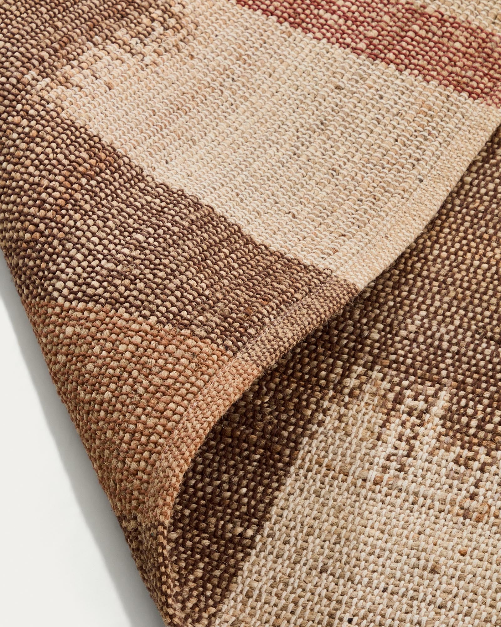 Vielseitiger Outdoor-Teppich Domira aus Jute, 200 x 300 cm, mit lebhaftem Ikat-Design, perfekt für Terrassen und Gärten.
