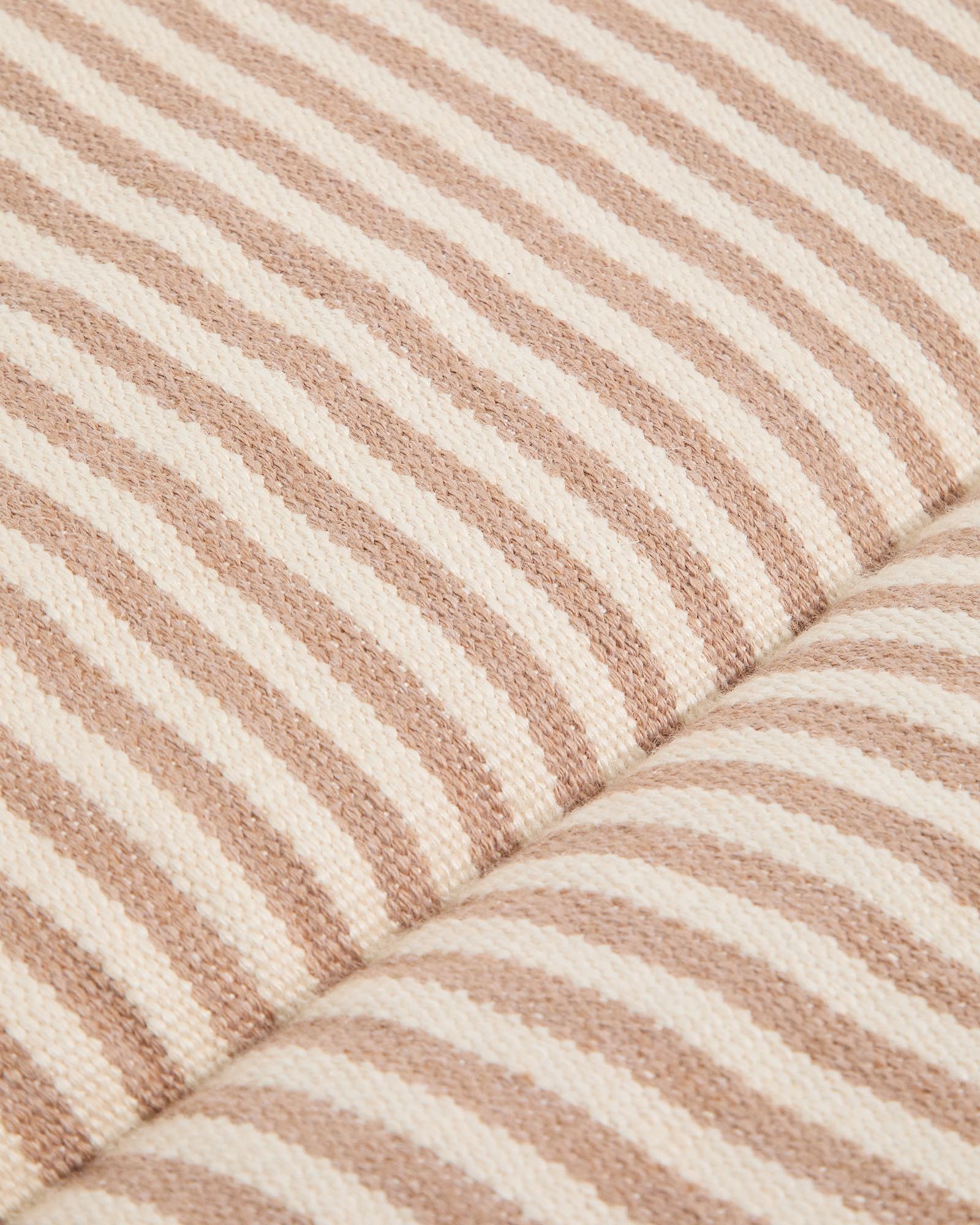 Beige gestreiftes Sonnenliegekissen Dirome aus 100 % PET, ideal für den Außenbereich, Maße 50 x 175 cm, von Kave Home.
