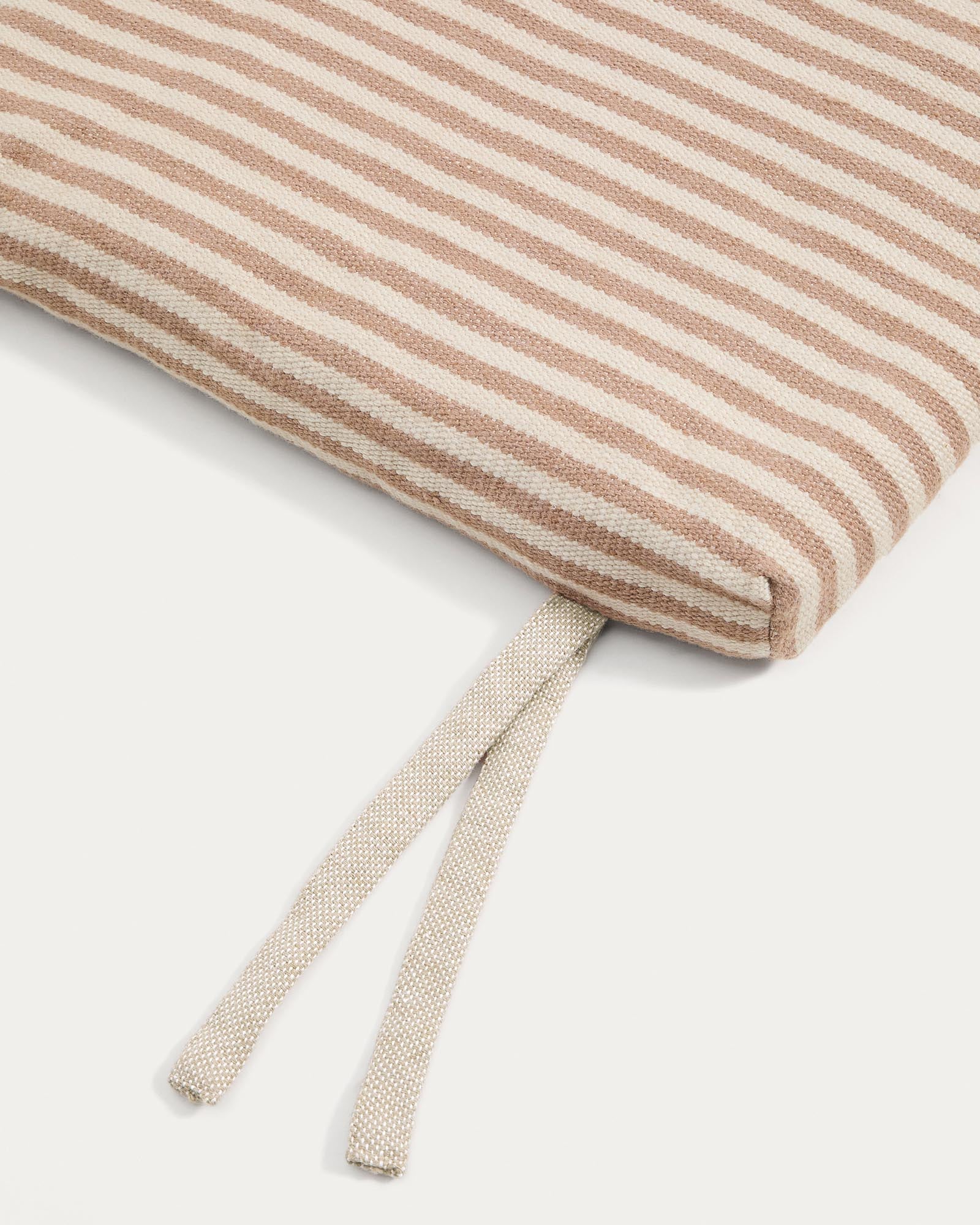 Beige gestreiftes Outdoor-Sonnenliegekissen Dirome von Kave Home, gefertigt aus 100 % PET, perfekt für entspannte Stunden im Freien, Maße 50 x 175 cm.