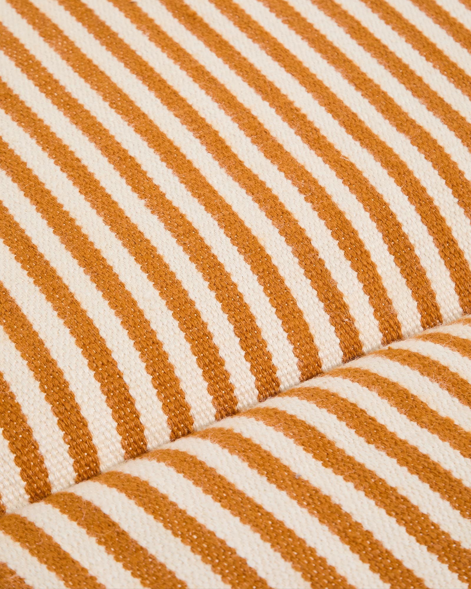 Stylisches Sonnenliegekissen Dirome in orange gestreift, gefertigt aus 100 % PET, ideal für den Outdoor-Bereich, Maße 50 x 175 cm.