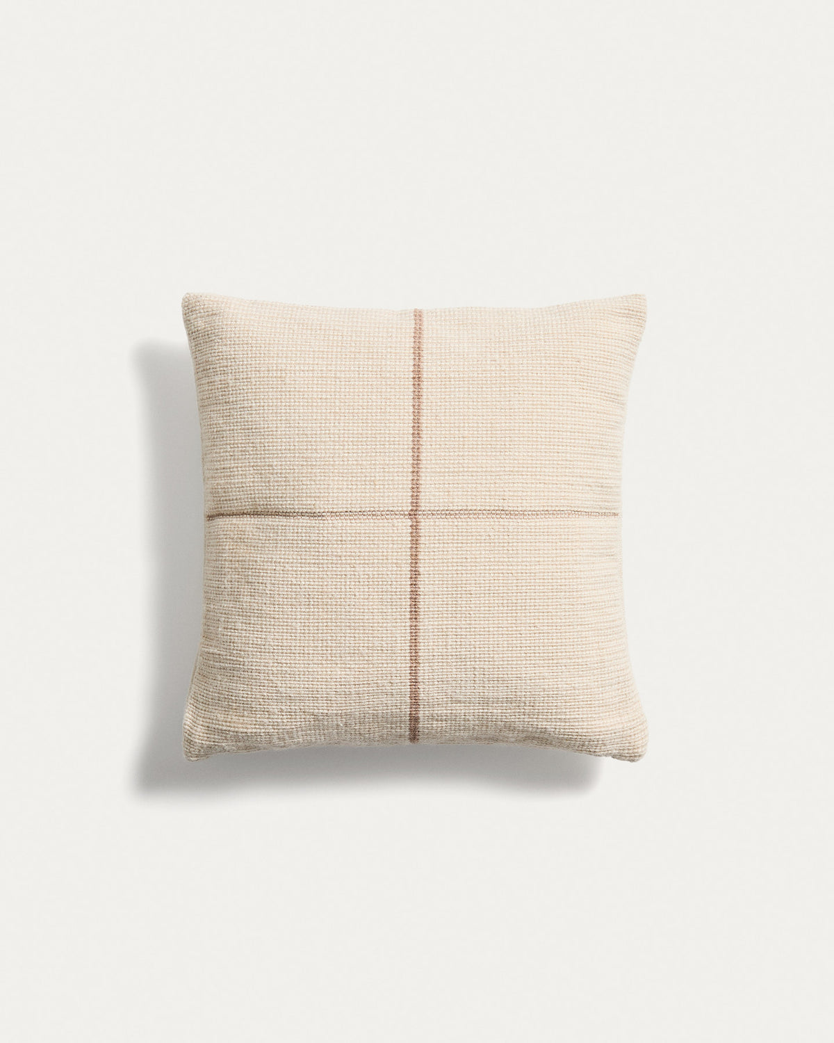 Kissenbezug Atima 100 % PET Jacquard beige 45 x 45 cm in Beige präsentiert im Onlineshop von KAQTU Design AG. Gartenkissen ist von Kave Home
