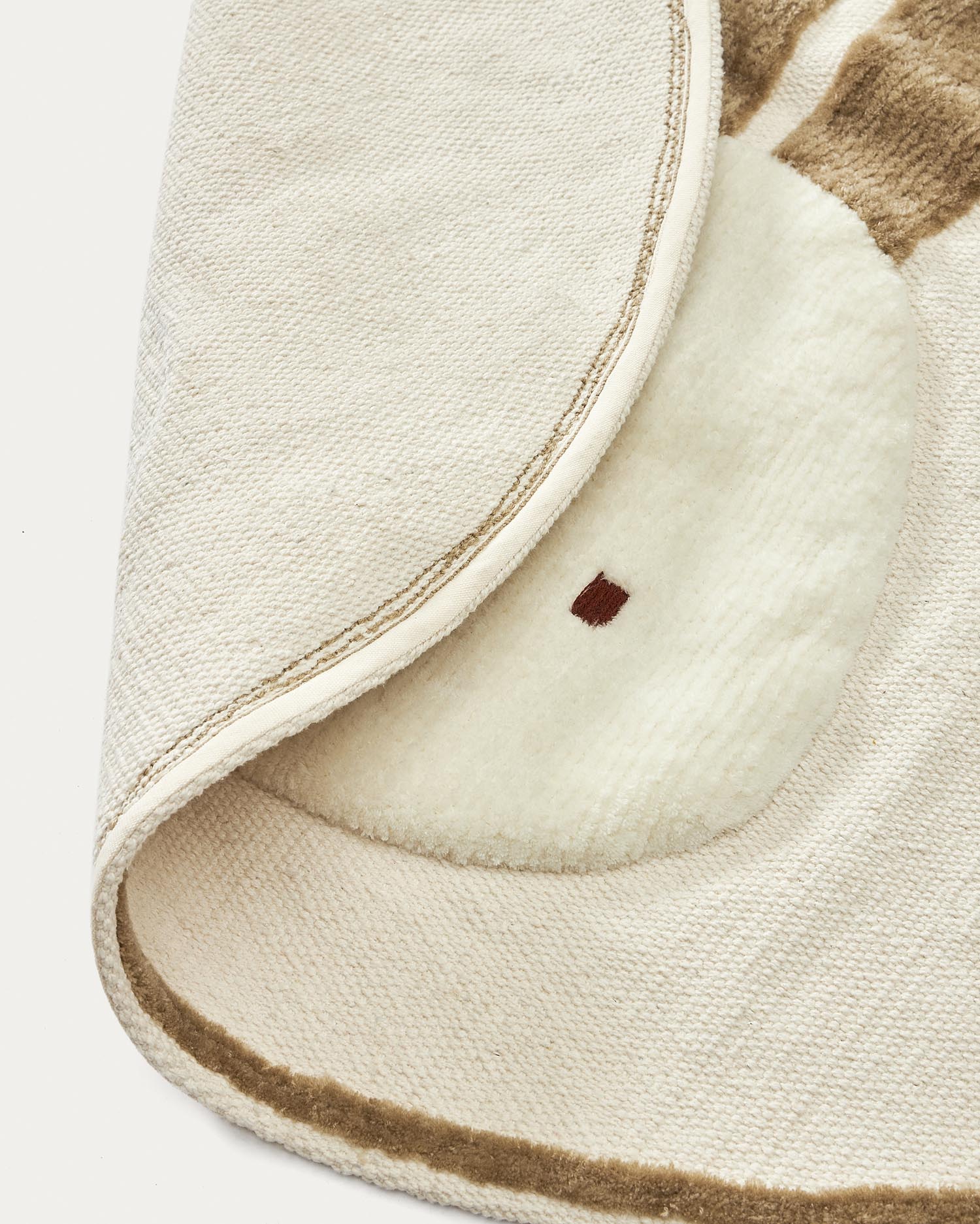 Beiger Baumwollteppich Ø 100 cm mit niedlichem Hasen. Schafft eine einladende Atmosphäre im Kinderzimmer, pflegeleicht und ideal zum Spielen.