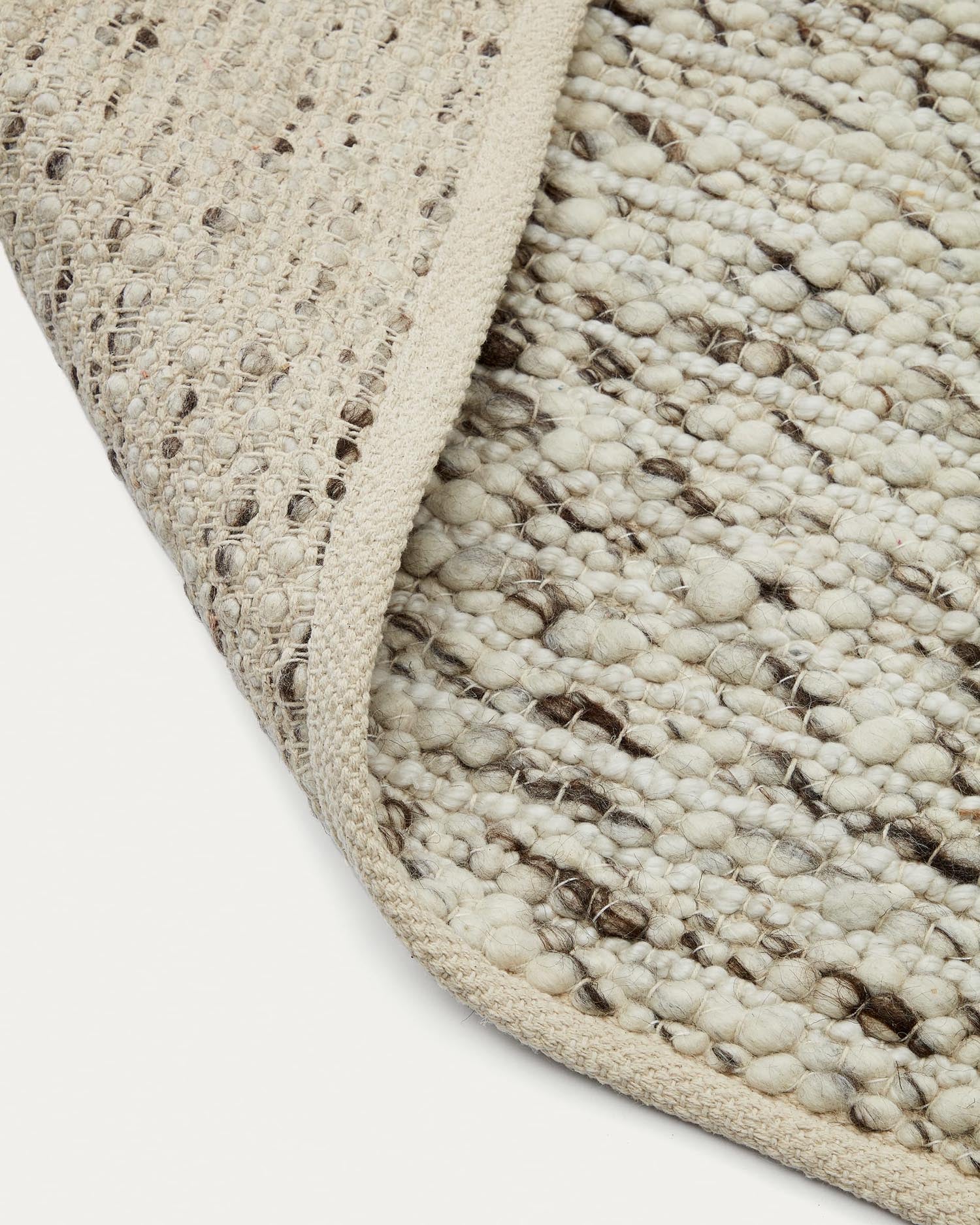 Hochwertiger Teppich Manilva in Braun, 200 x 300 cm, aus natürlicher Baumwolle und Wolle. Ideal für stilvolle und einladende Wohnräume.