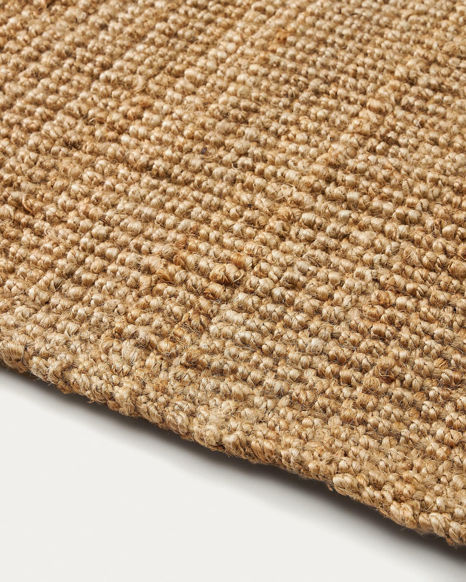 Entdecken Sie den Madelin Teppich aus Jute (160 x 230 cm) von Kave Home – ein umweltfreundliches, langlebiges Design-Highlight für Ihr Zuhause.