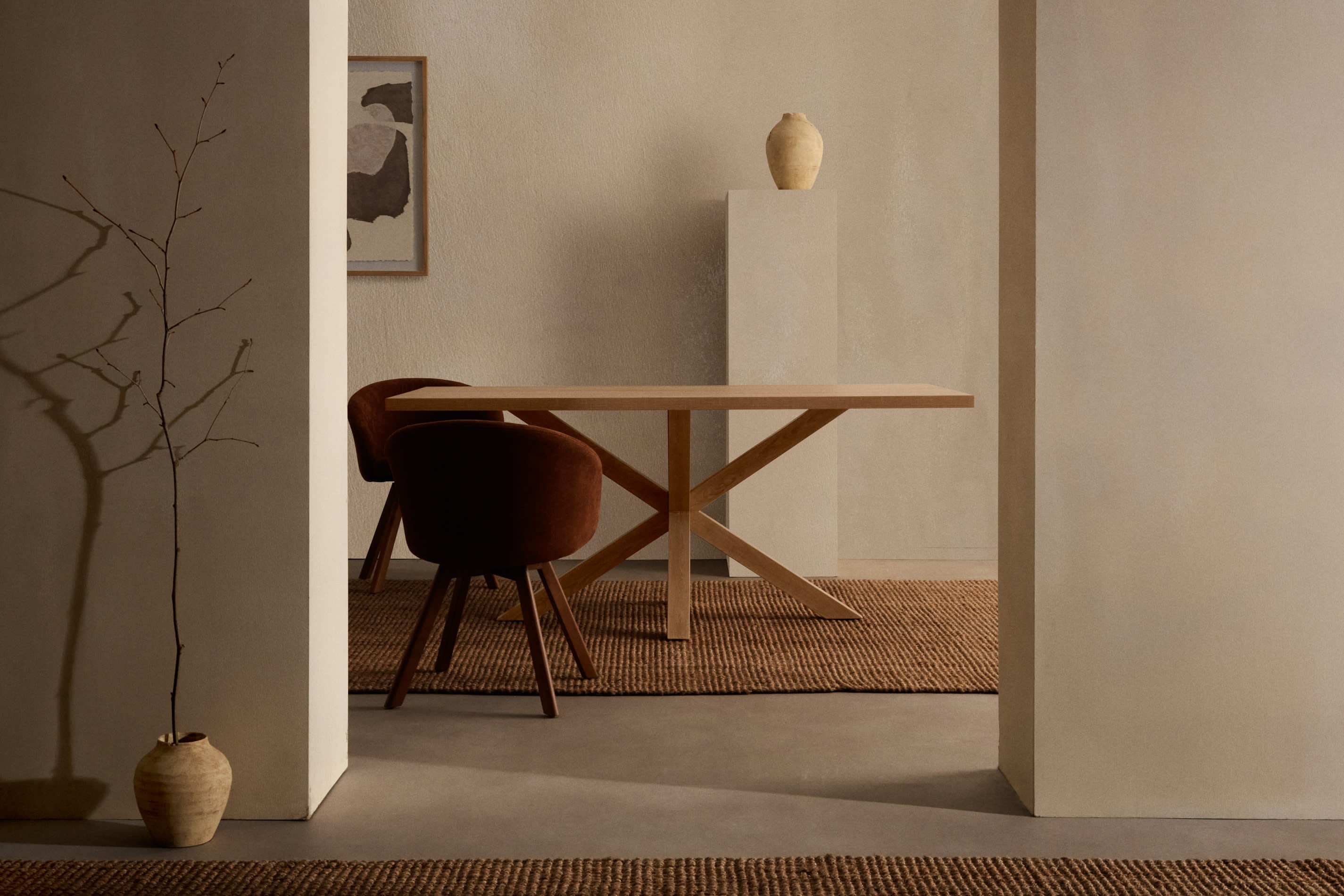 Der Madelin Teppich aus Jute (200 x 300 cm) von Kave Home bietet stilvolle Nachhaltigkeit und verleiht jedem Raum eine warme, einladende Atmosphäre.