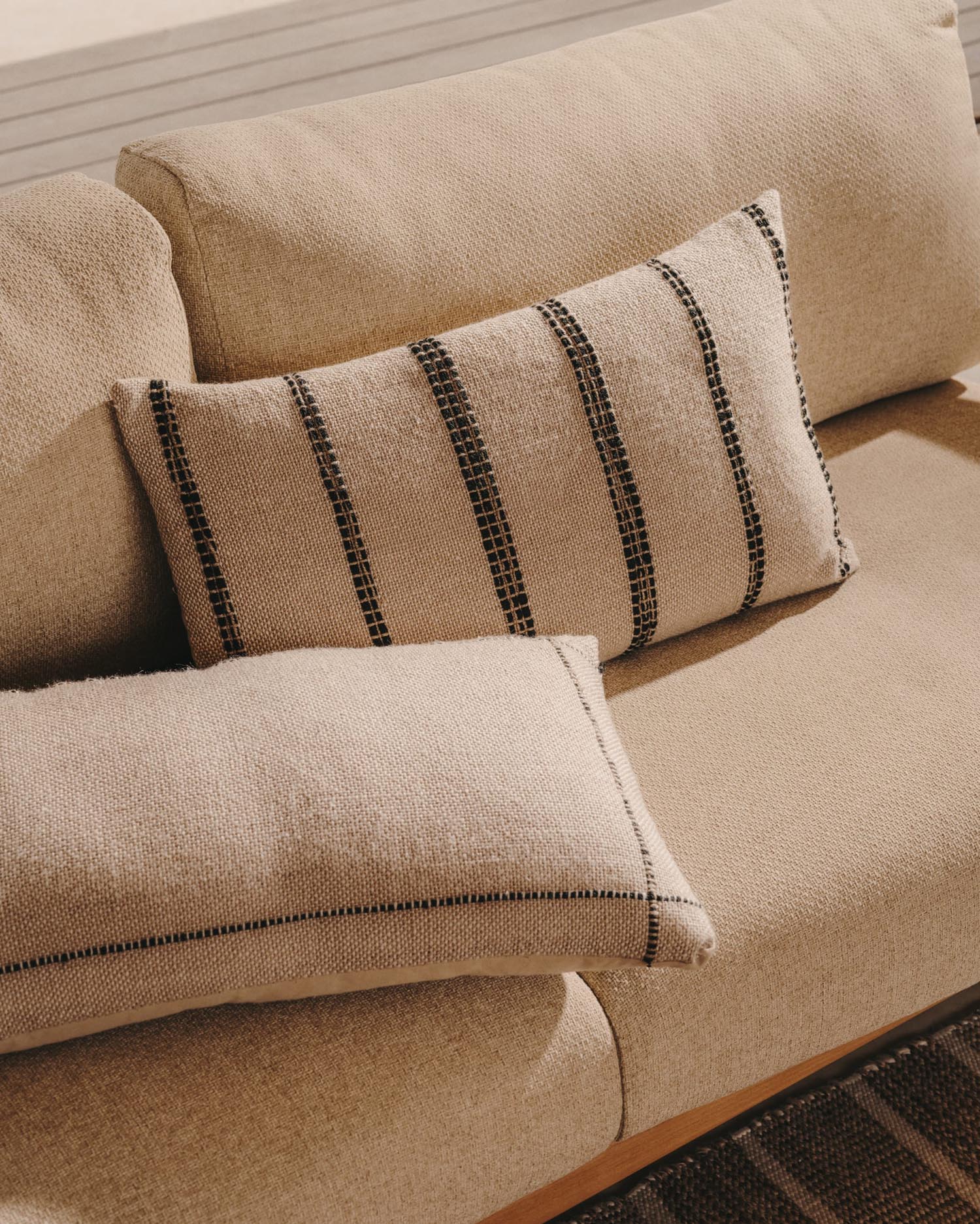 Desni Teppich 200x300 cm aus recyceltem PET in Beige von Kave Home. Nachhaltig, stilvoll und ideal für jeden Raum.