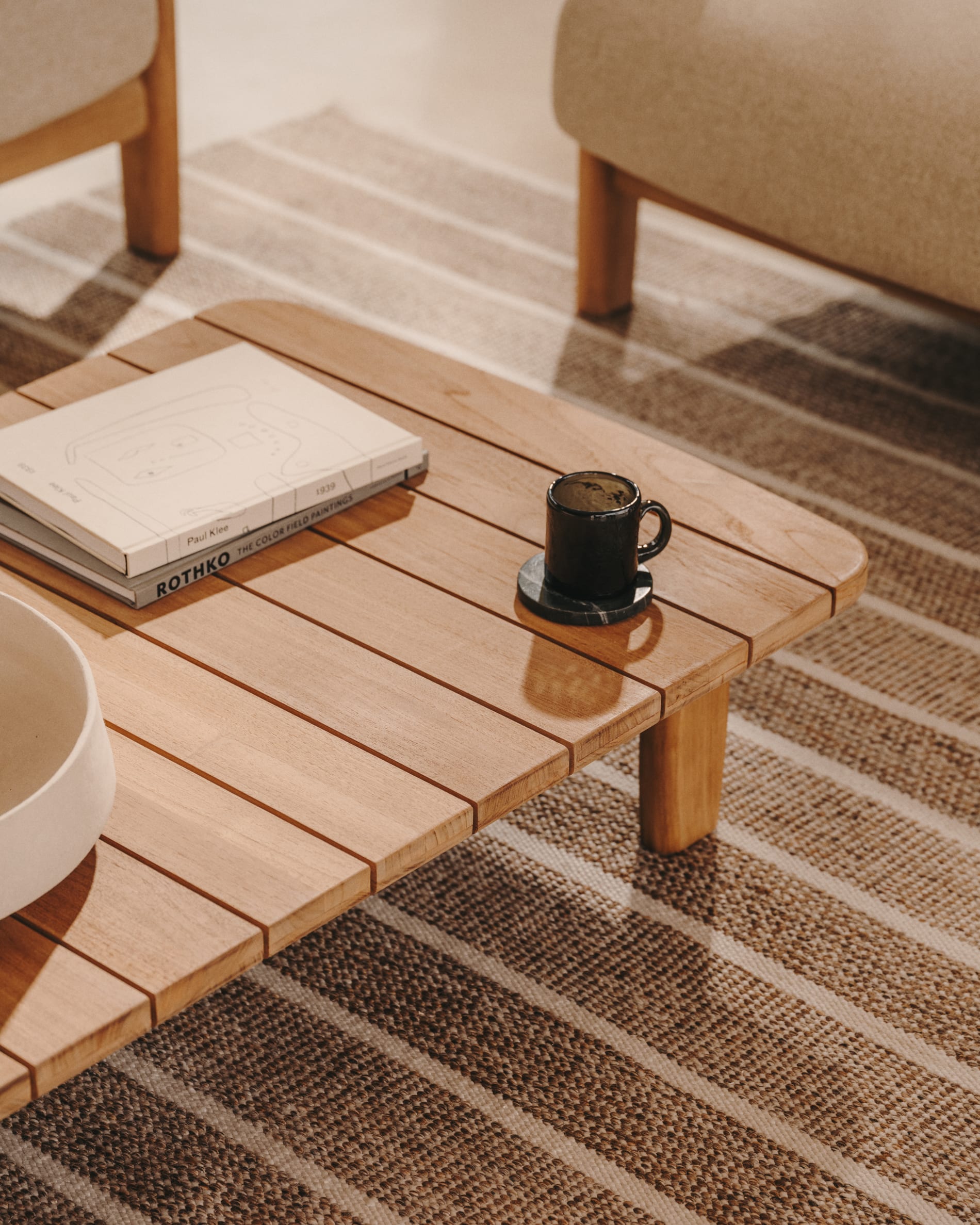 Desni Teppich 200x300 cm aus 100% recyceltem PET in Beige von Kave Home. Umweltfreundlich, elegant und vielseitig einsetzbar.