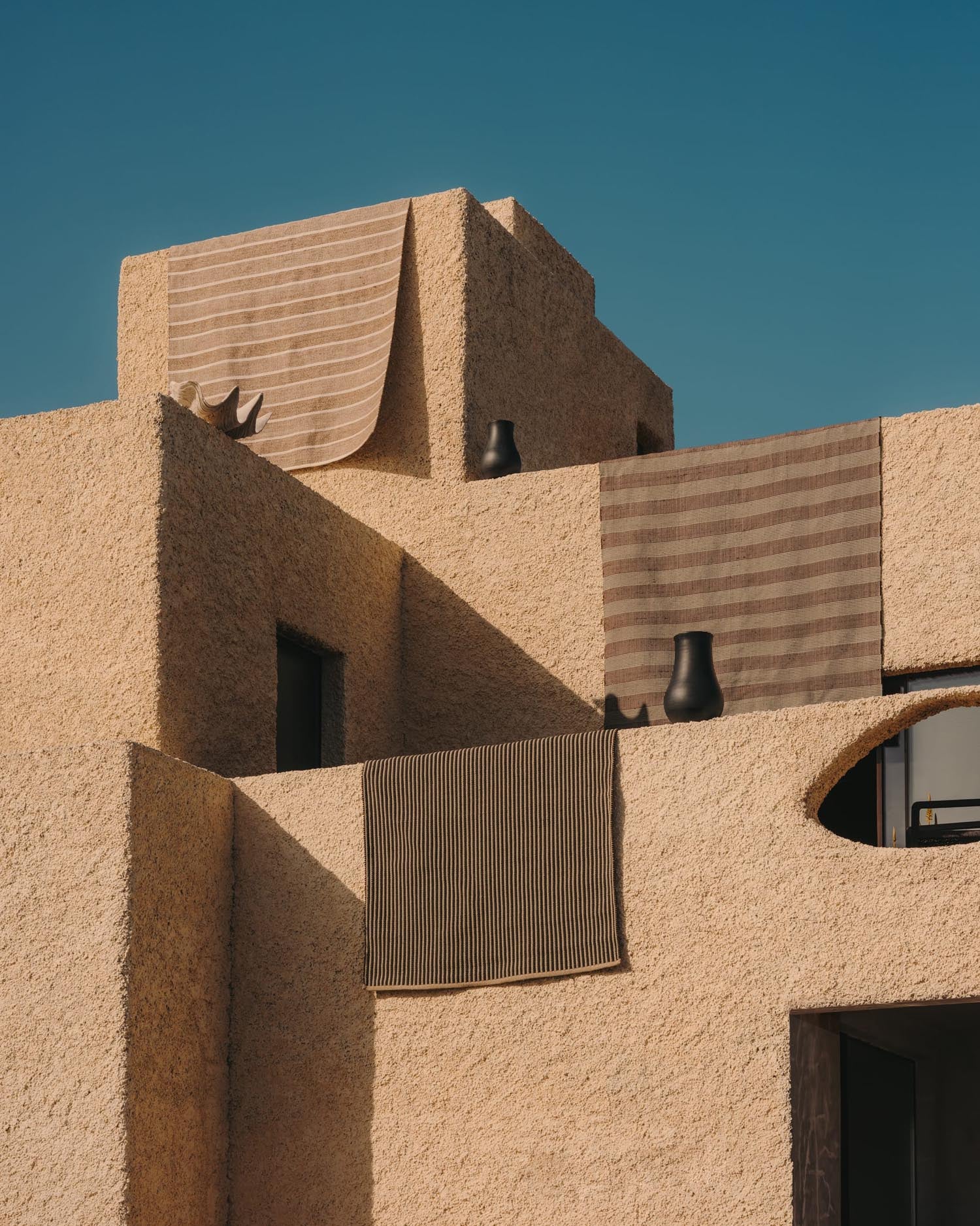 Desni Teppich 200x300 cm aus recyceltem PET in Beige von Kave Home. Nachhaltig, stilvoll und ideal für jeden Raum.