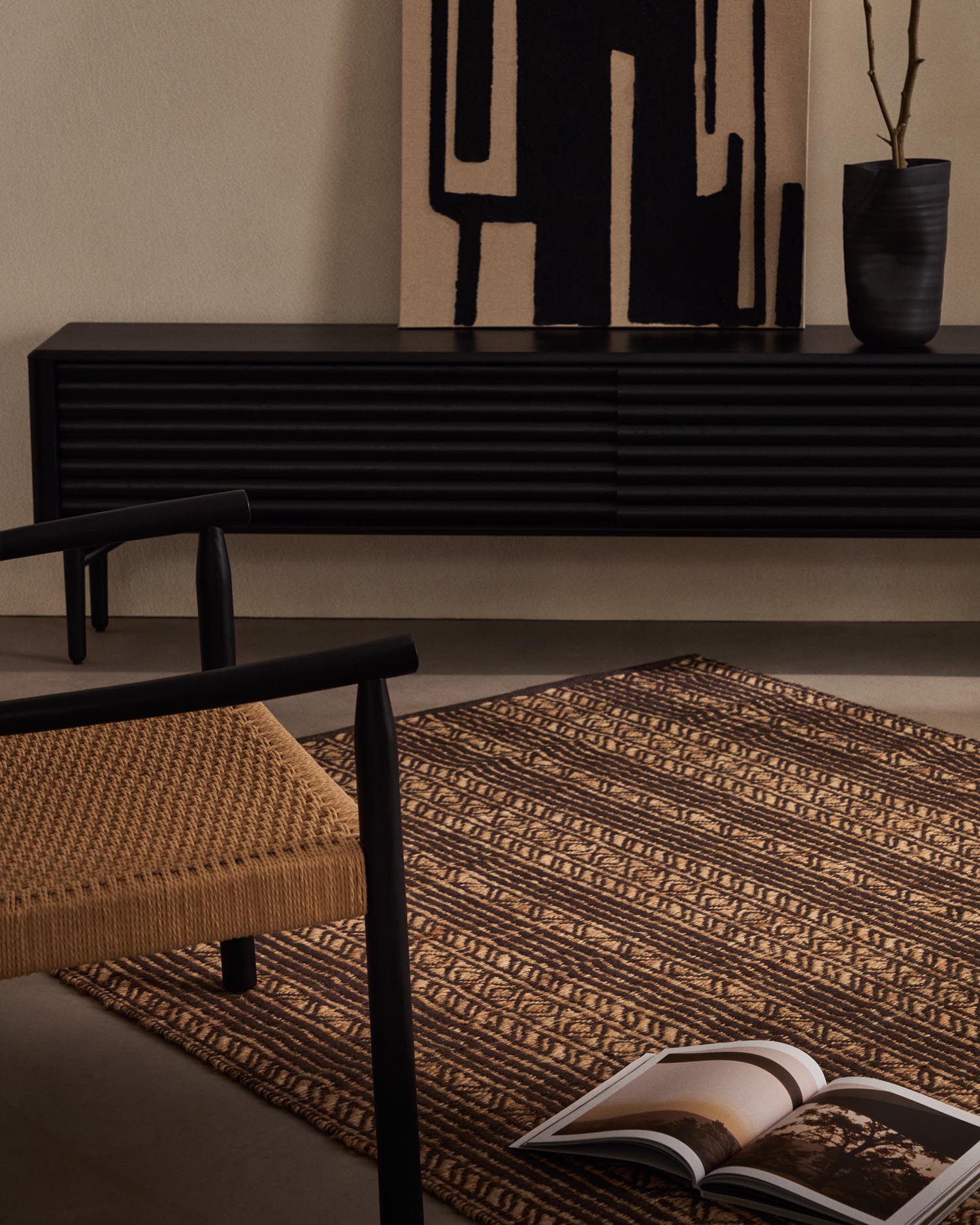 Entdecke den Sinta Teppich aus Jute Jacquard (200 x 300 cm) von Kave Home: Ein einzigartiges, nachhaltiges Wohnaccessoire, das Stil und Komfort vereint.