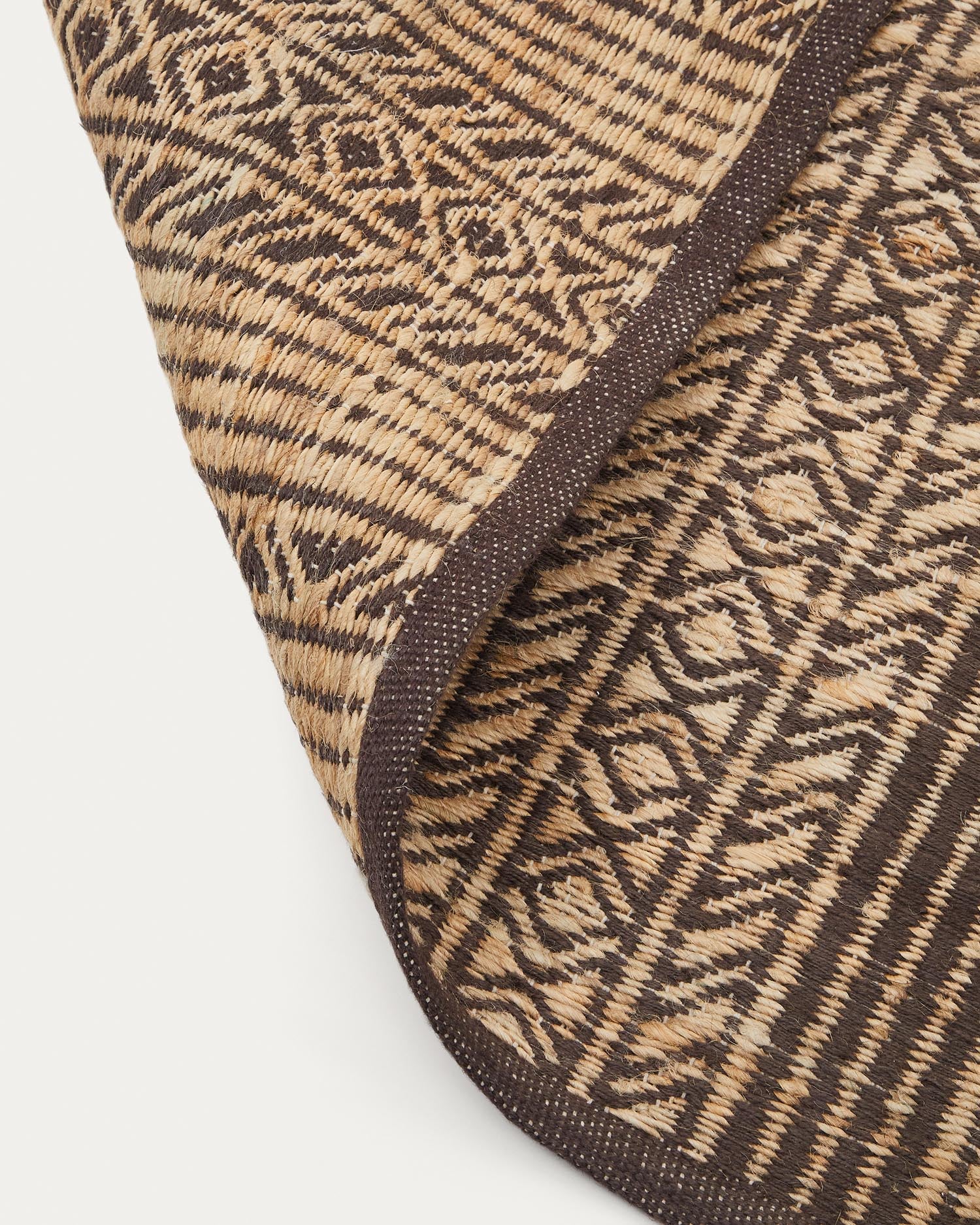 Erlebe den Sinta Teppich aus Jute Jacquard (200 x 300 cm) von Kave Home: Handgefertigt, strapazierfähig und umweltfreundlich – für ein stilvolles Zuhause.