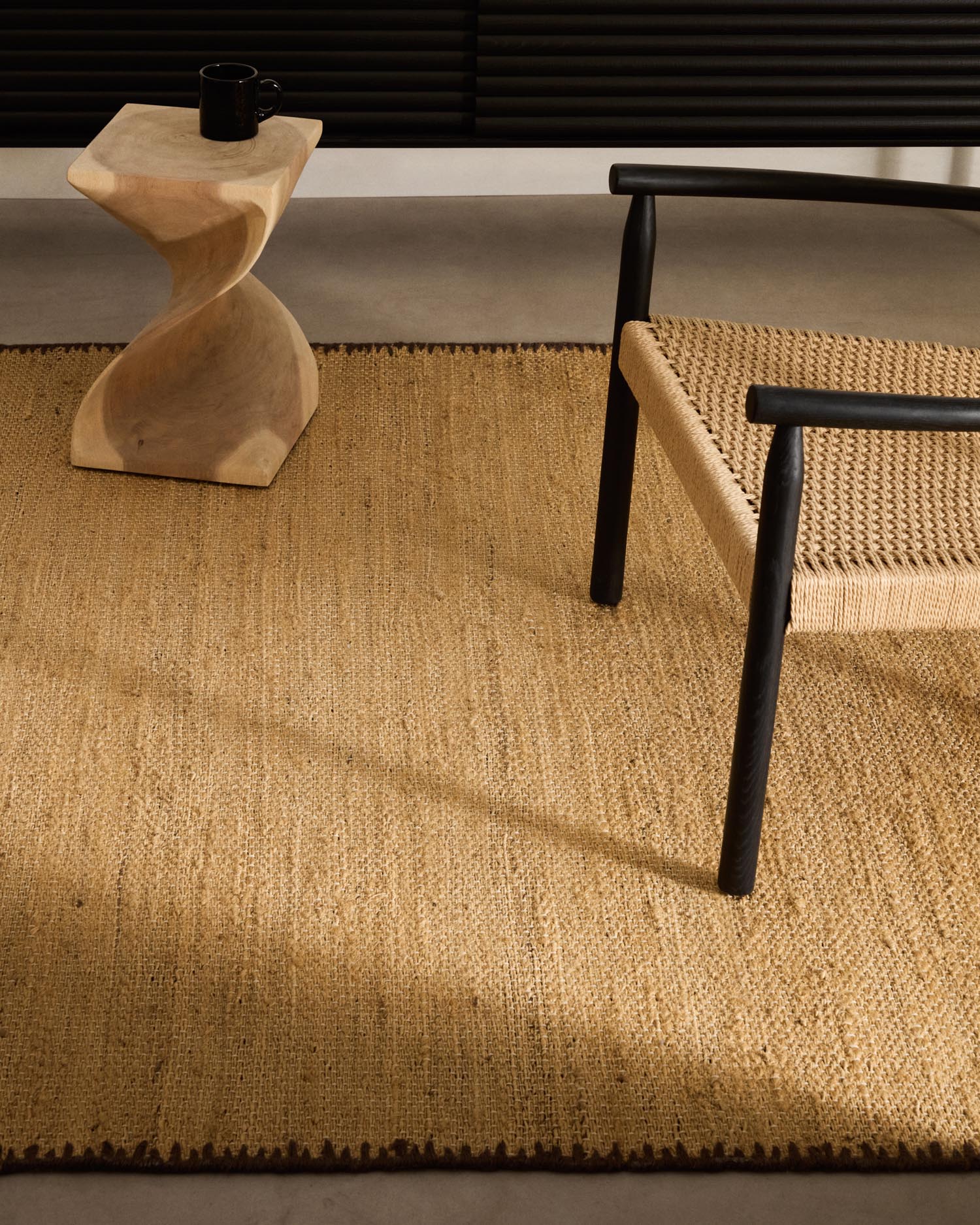 Entdecke den Sorina Teppich aus natürlicher Jute mit elegantem braunem Rand. Ideal für jeden Raum, nachhaltig und pflegeleicht.