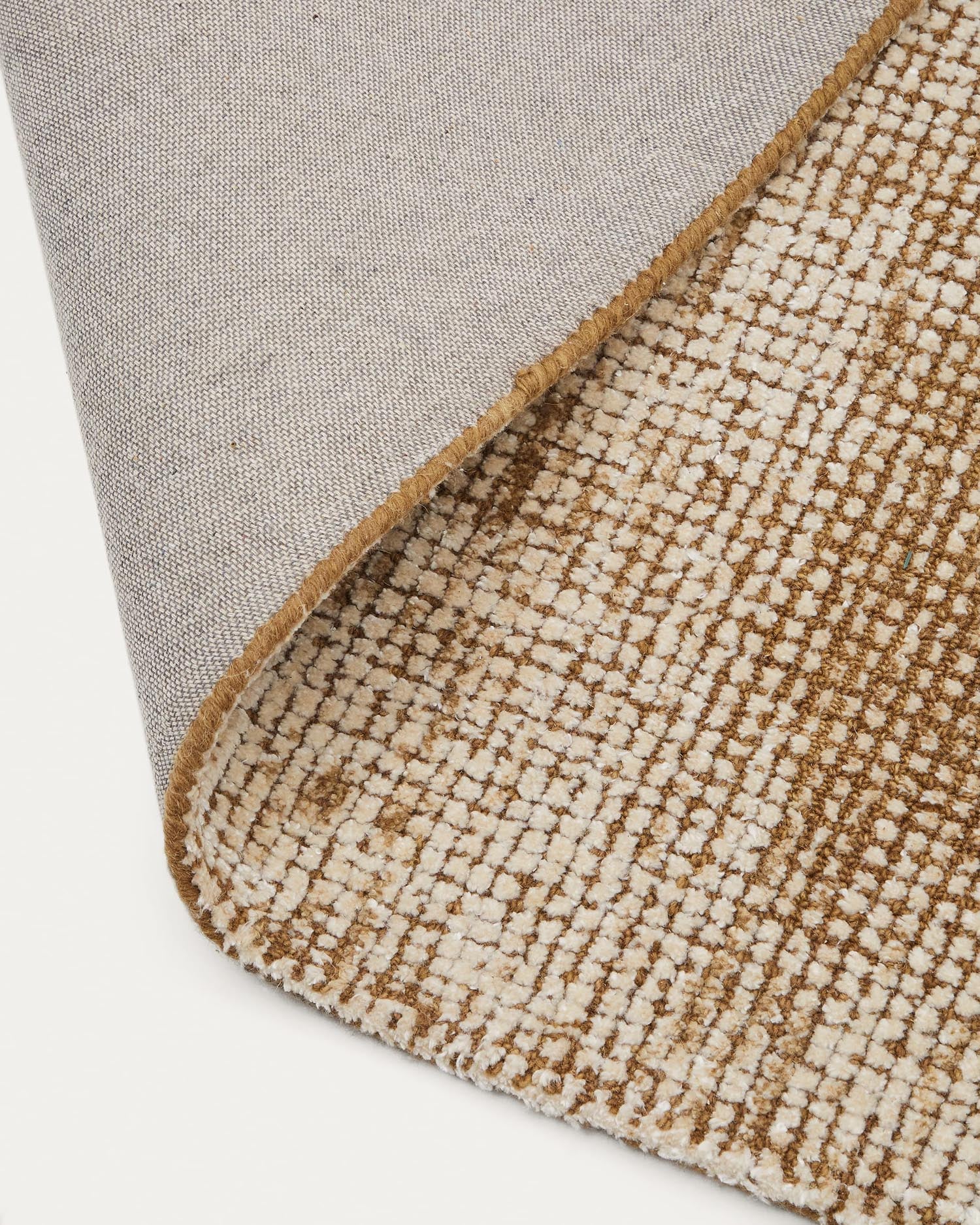 Der Susi Teppich von Kave Home in grün (200 x 300 cm) vereint luxuriöse Wolle und Bambusviskose für ein elegantes Wohnambiente.