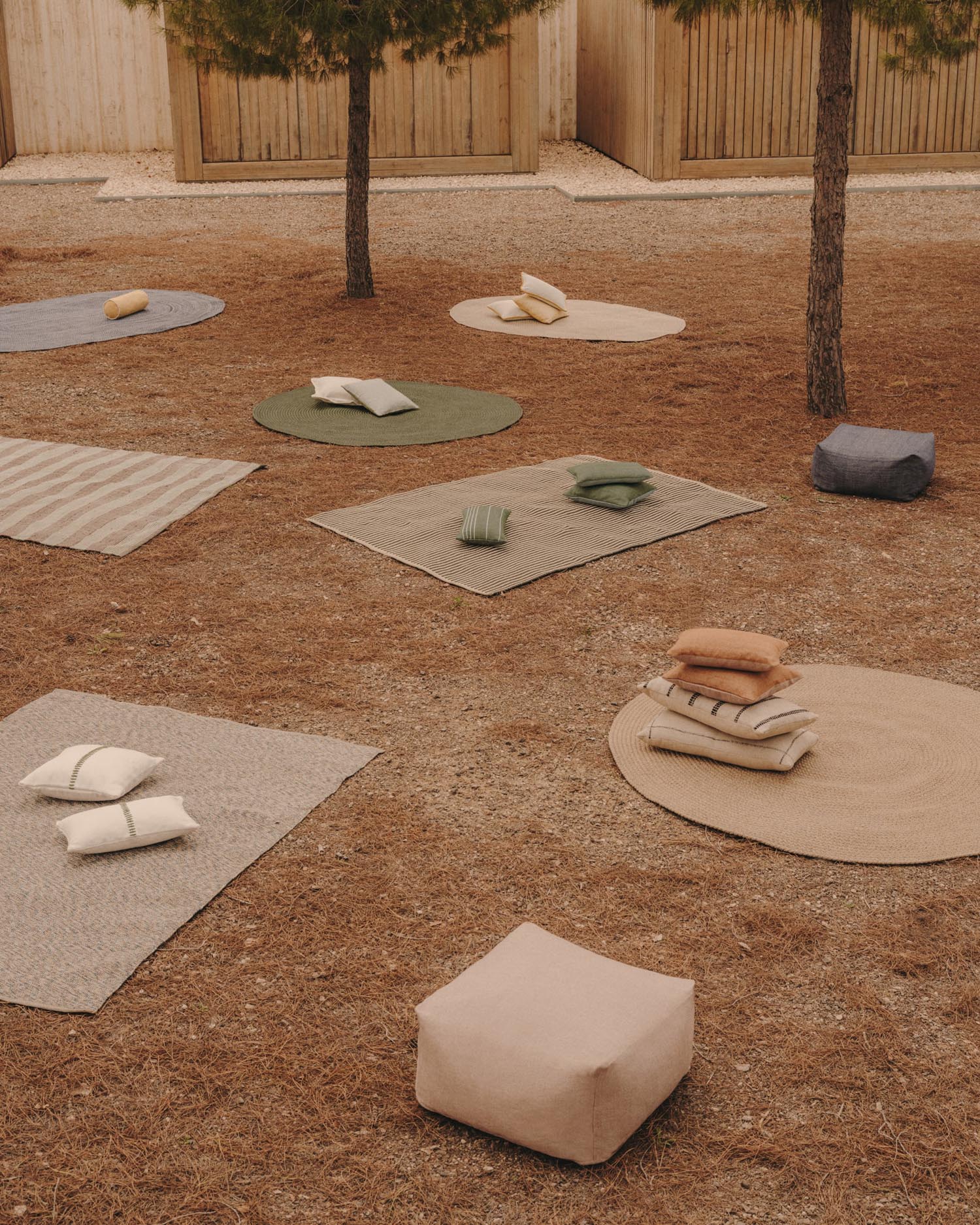 Runder grüner Teppich Ø 200 cm aus synthetischen Fasern von Kave Home, stilvoll und pflegeleicht für jeden Raum.