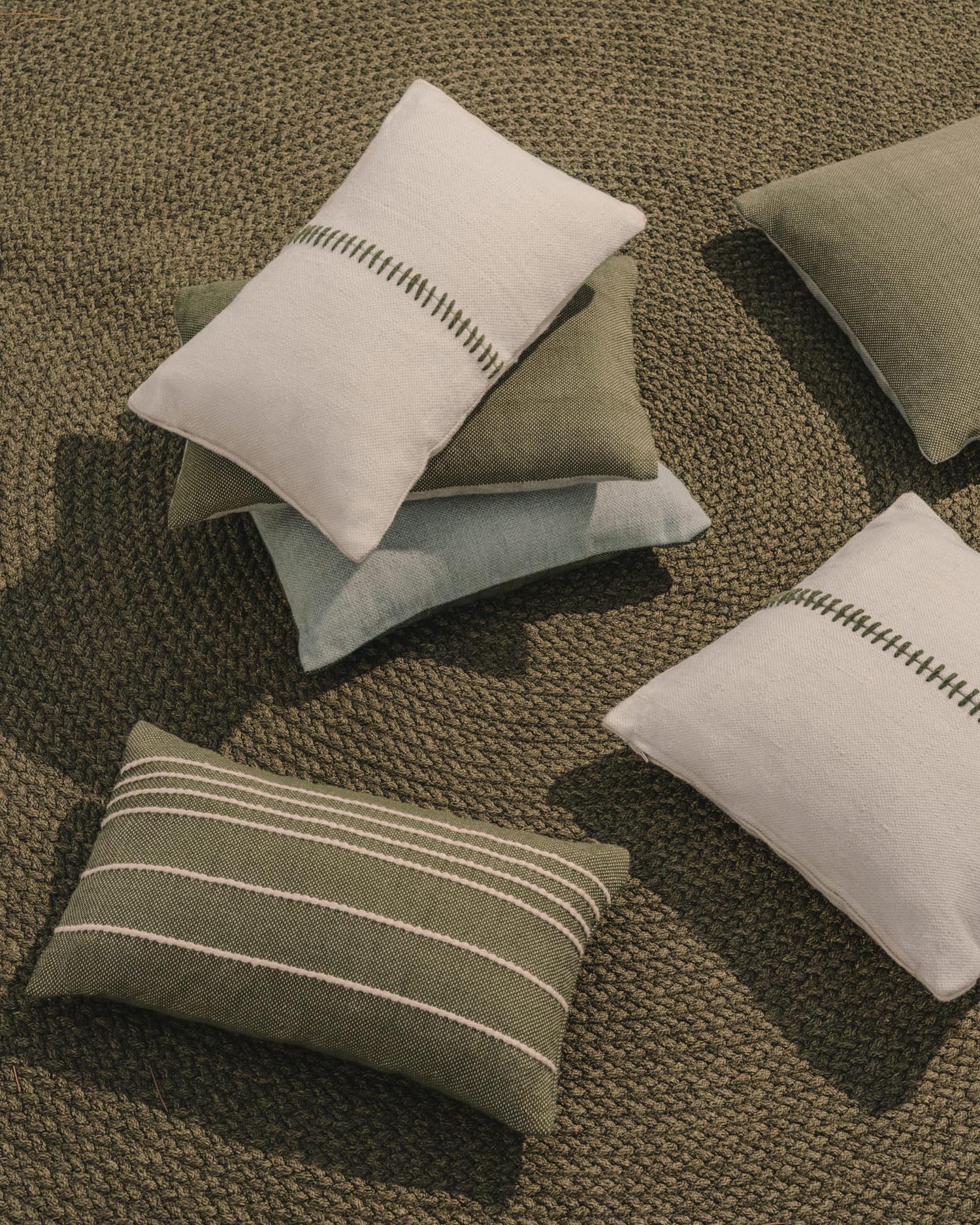 Grüner runder Teppich Ø 200 cm aus synthetischen Fasern von Kave Home, modern, langlebig und ideal für Wohnräume.