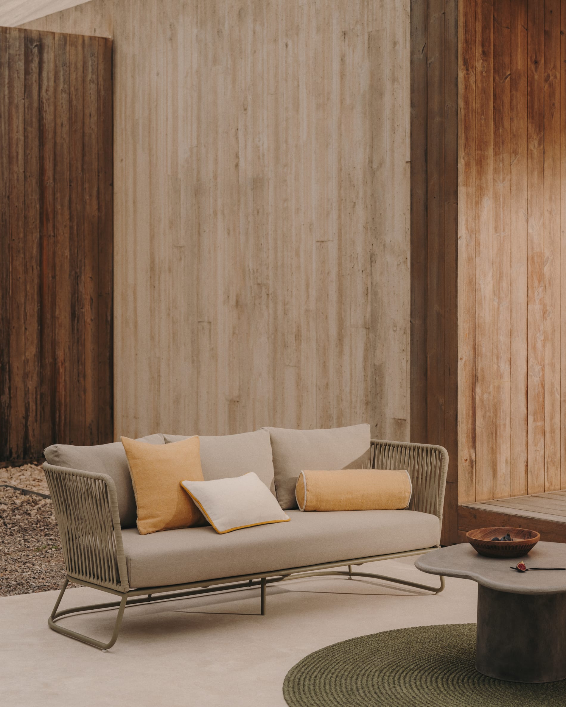 Runder Teppich Ø 200 cm in Grün, gefertigt aus synthetischen Fasern, robust, pflegeleicht und perfekt für zeitgemässe Räume.