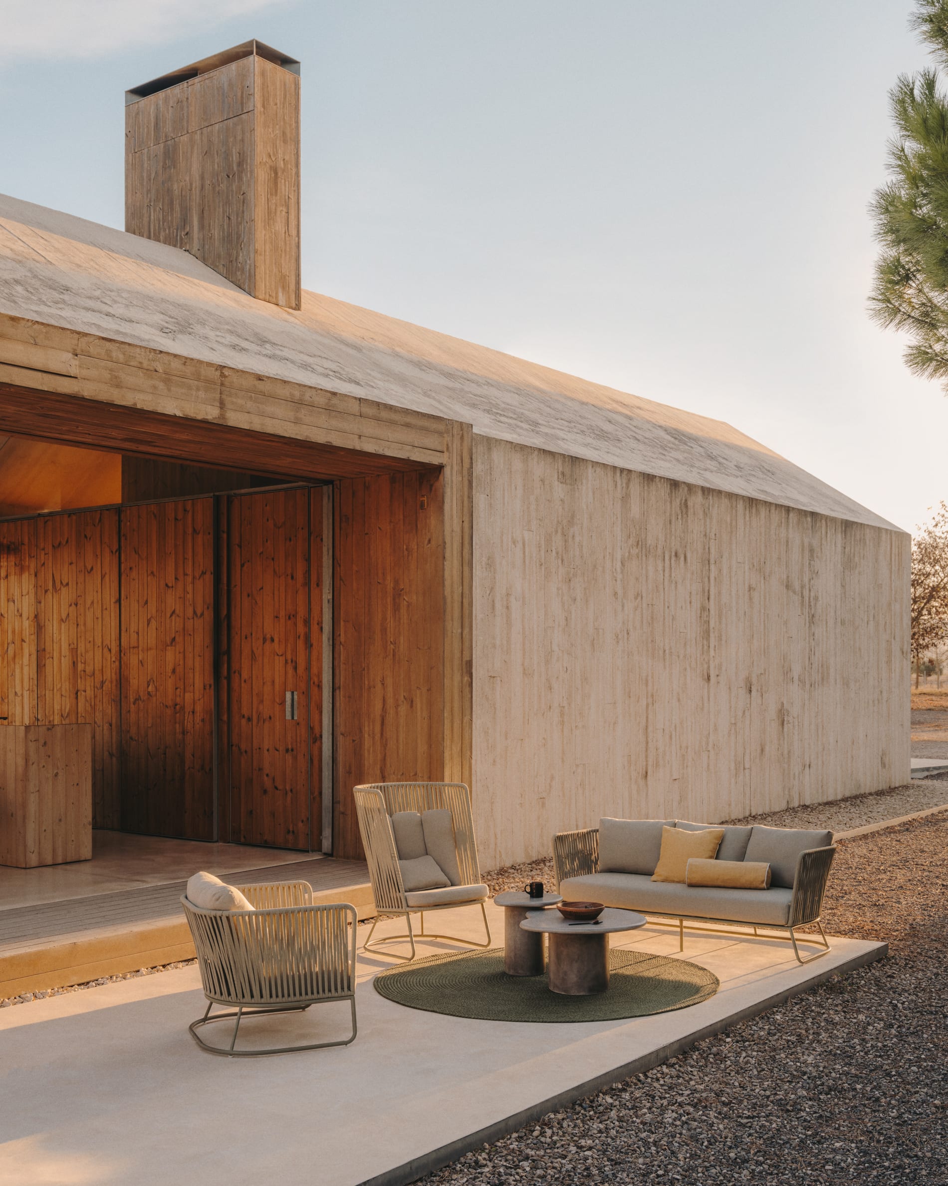 Runder, grüner Teppich aus robusten synthetischen Fasern, ideal für stilvolle Aussenbereiche.