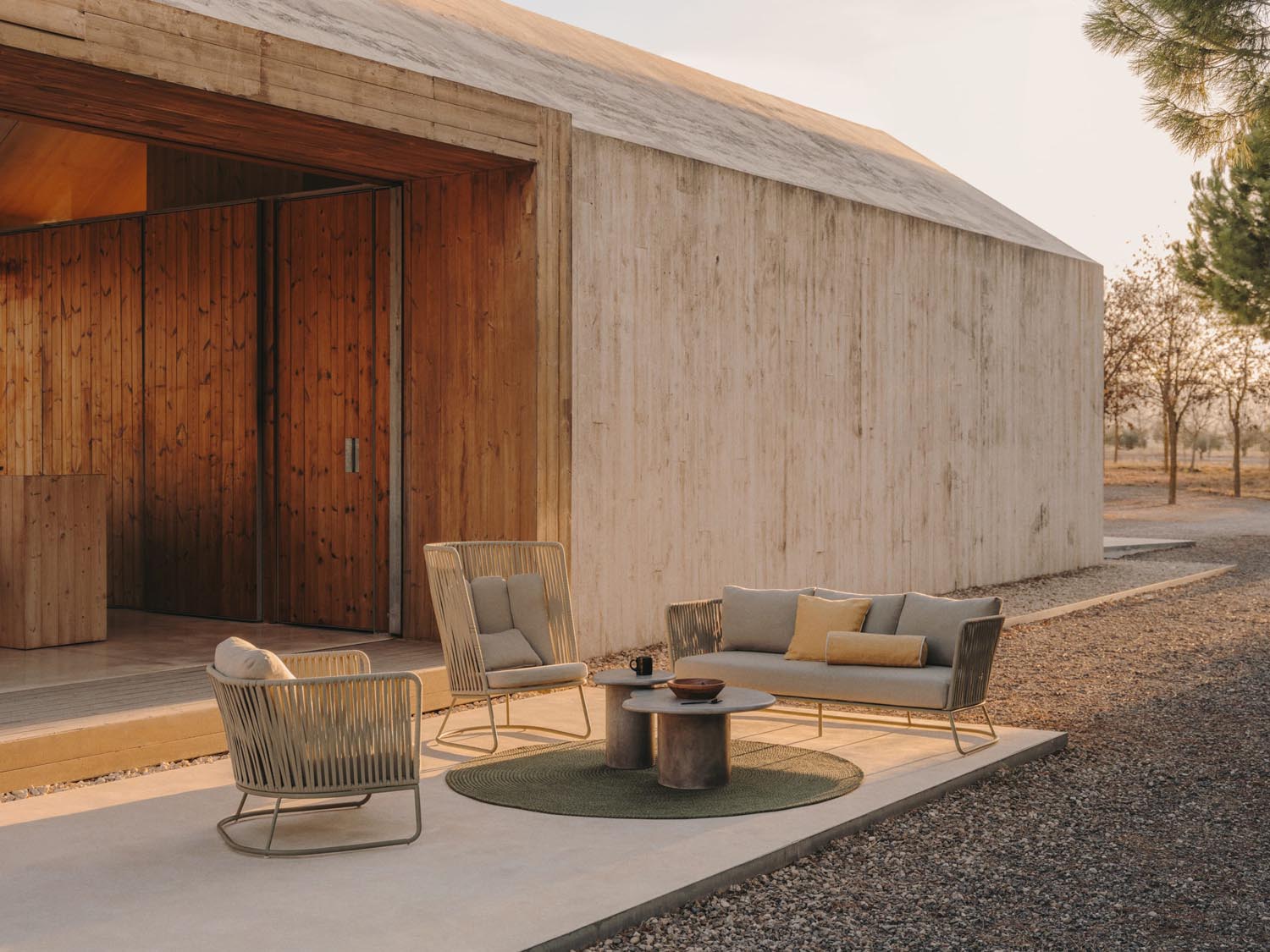 Runder Teppich Ø 200 cm in Grün, gefertigt aus robusten synthetischen Fasern, perfekt für stilvolle Wohnbereiche.