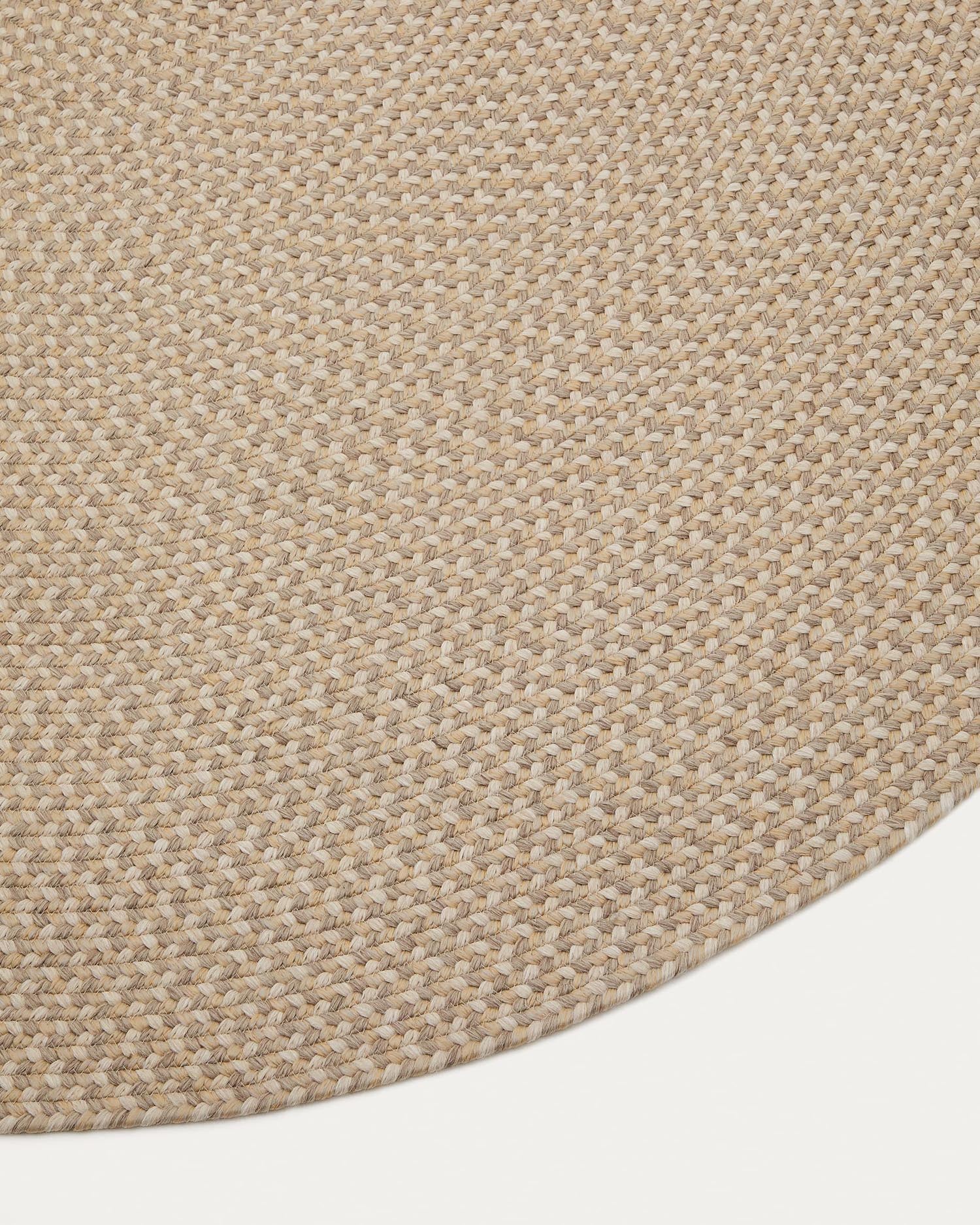 Beige ovaler Rodhe Teppich von Kave Home, 160 x 230 cm, aus 100 % recyceltem PET. Ideal für stilvolle und nachhaltige Aussenbereiche.